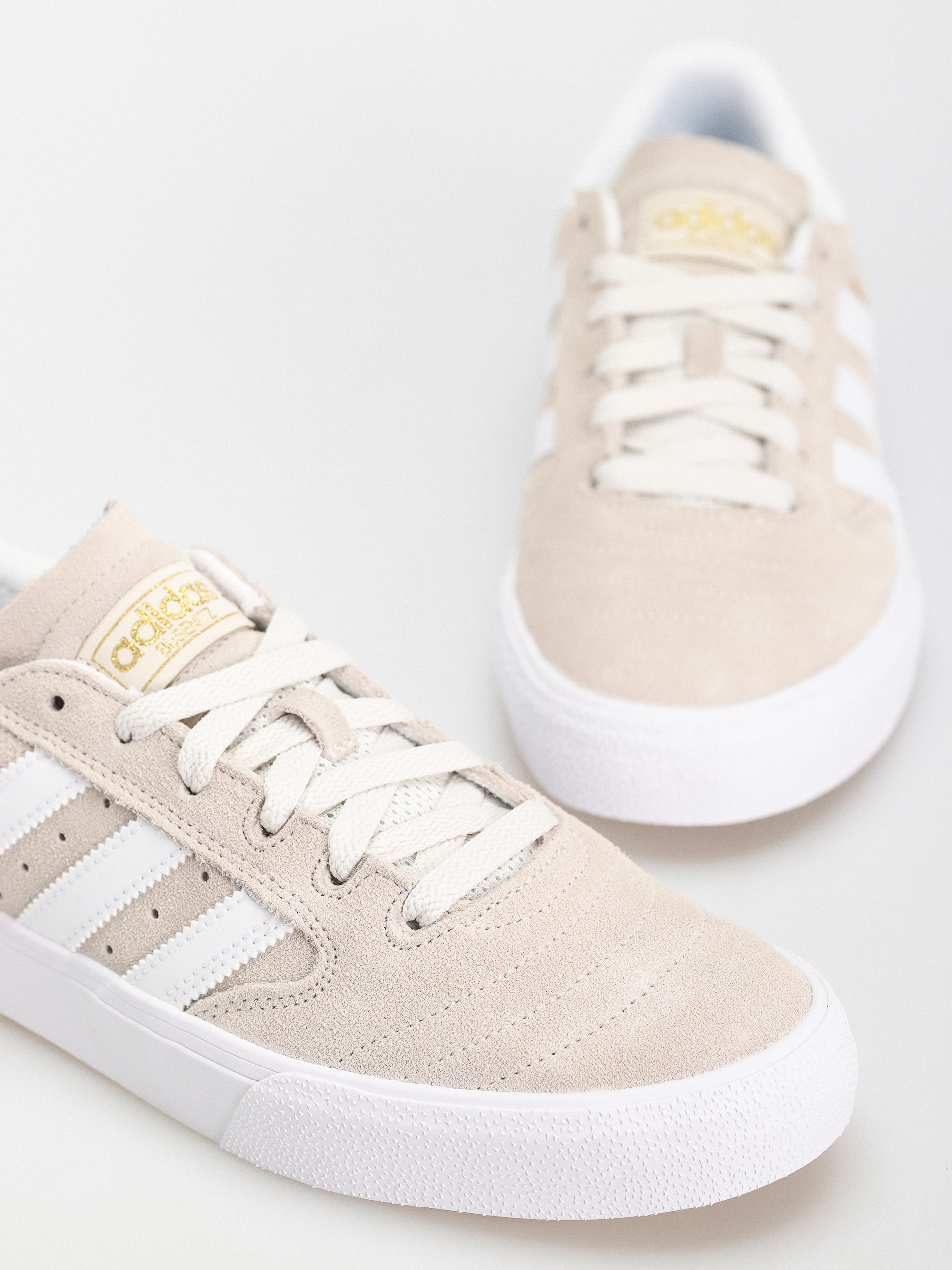 adidas Busenitz Vulc II Schuhe (crywht/ftwwht/goldmt)