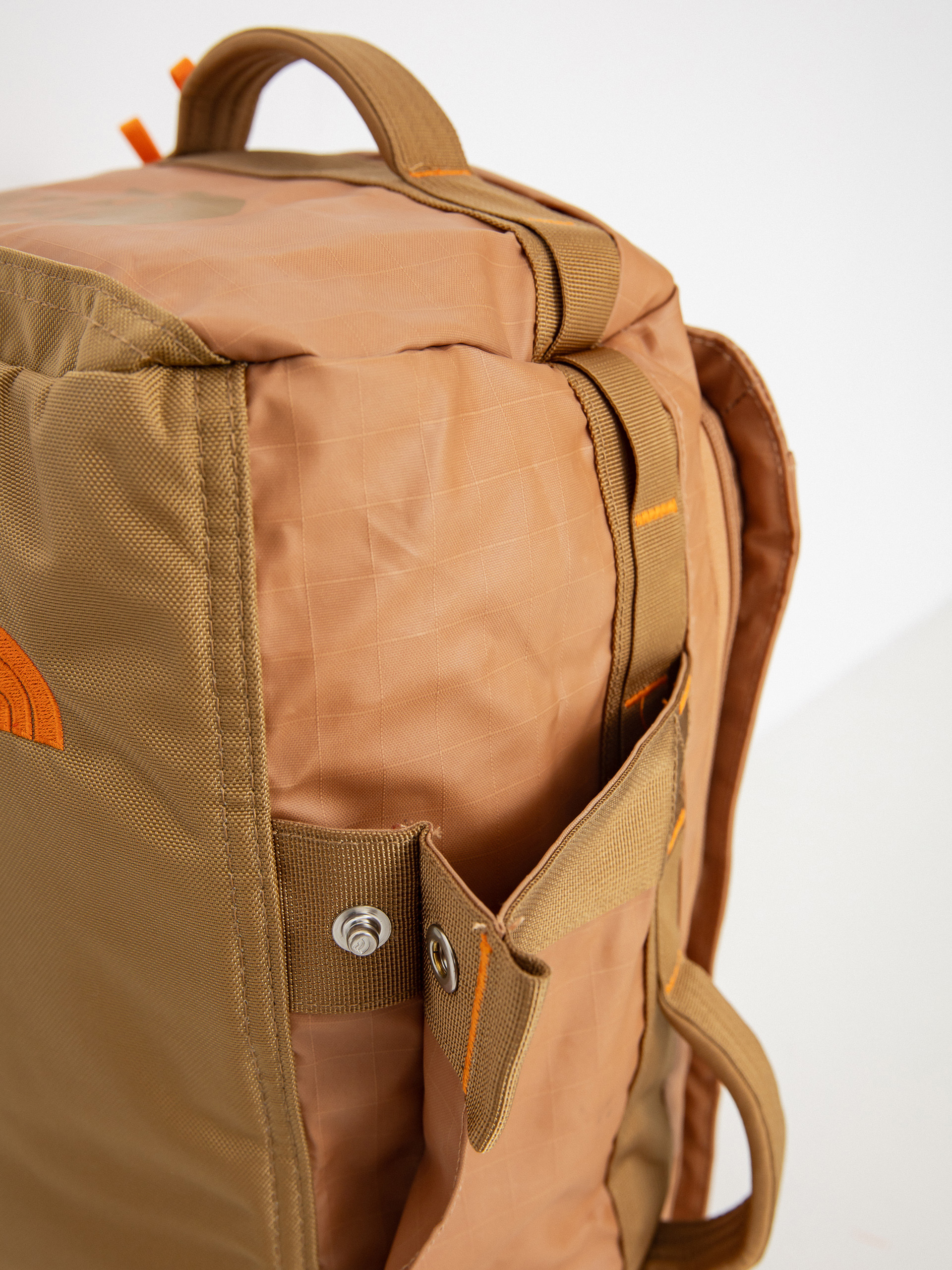 The North Face Base Camp Voyager Duffel 32L Bag (almondbuttr/ultybn/mdrn)