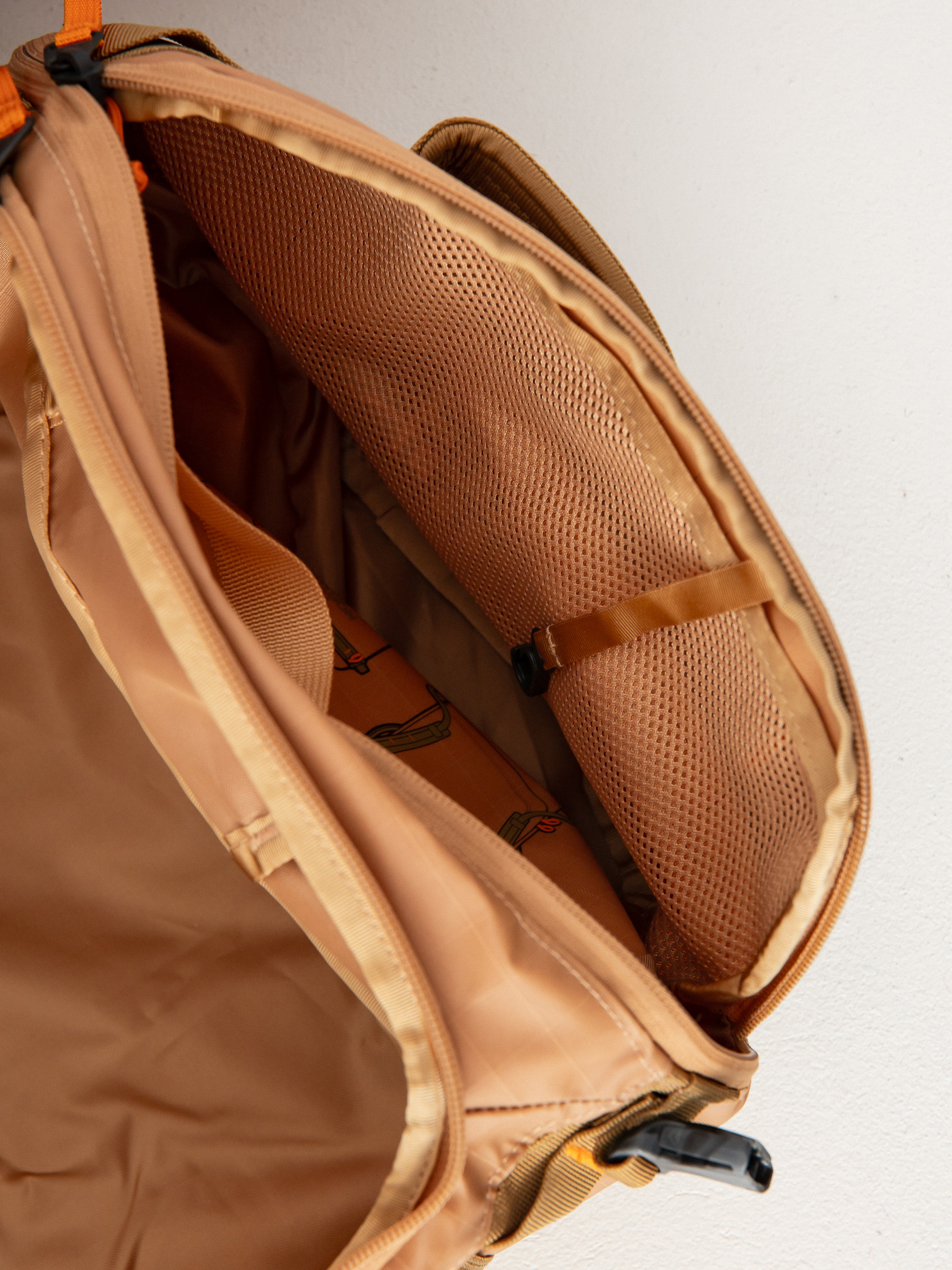 The North Face Base Camp Voyager Duffel 32L Bag (almondbuttr/ultybn/mdrn)