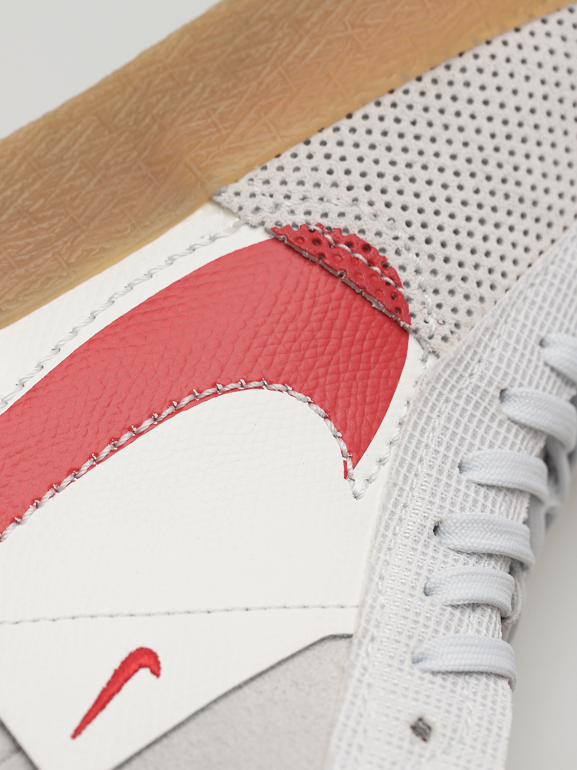 Nike SB Zoom Blazer Mid Prm Shoes (summit white/university red)