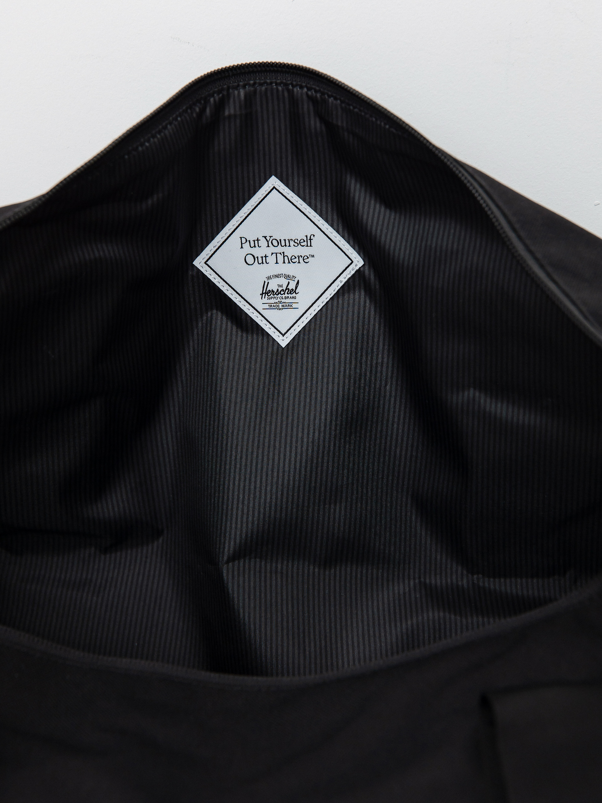 Herschel Supply Co. Classic Gym Bag Bag (black)