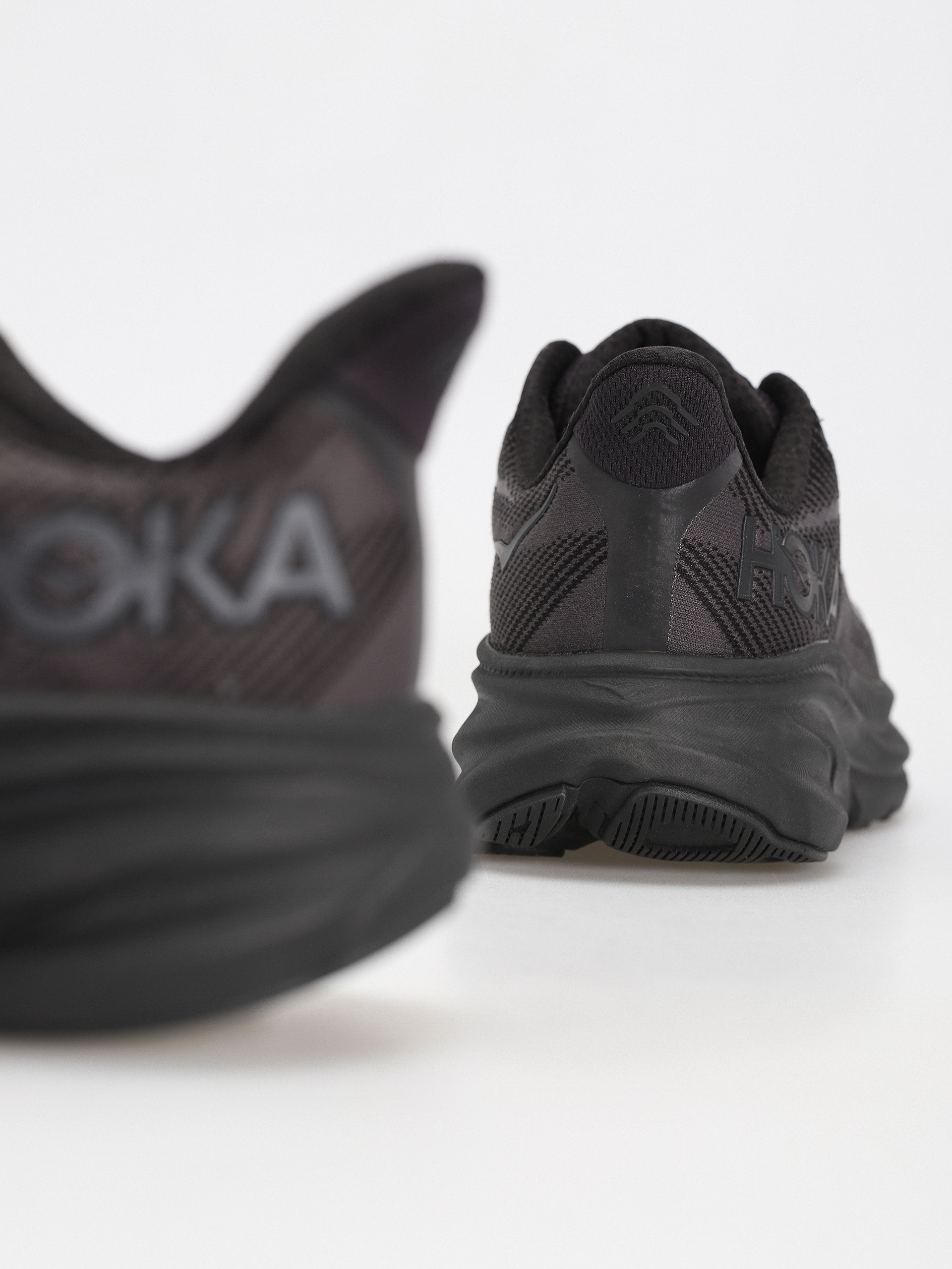 Hoka Clifton 9 Shoes (black/black)
