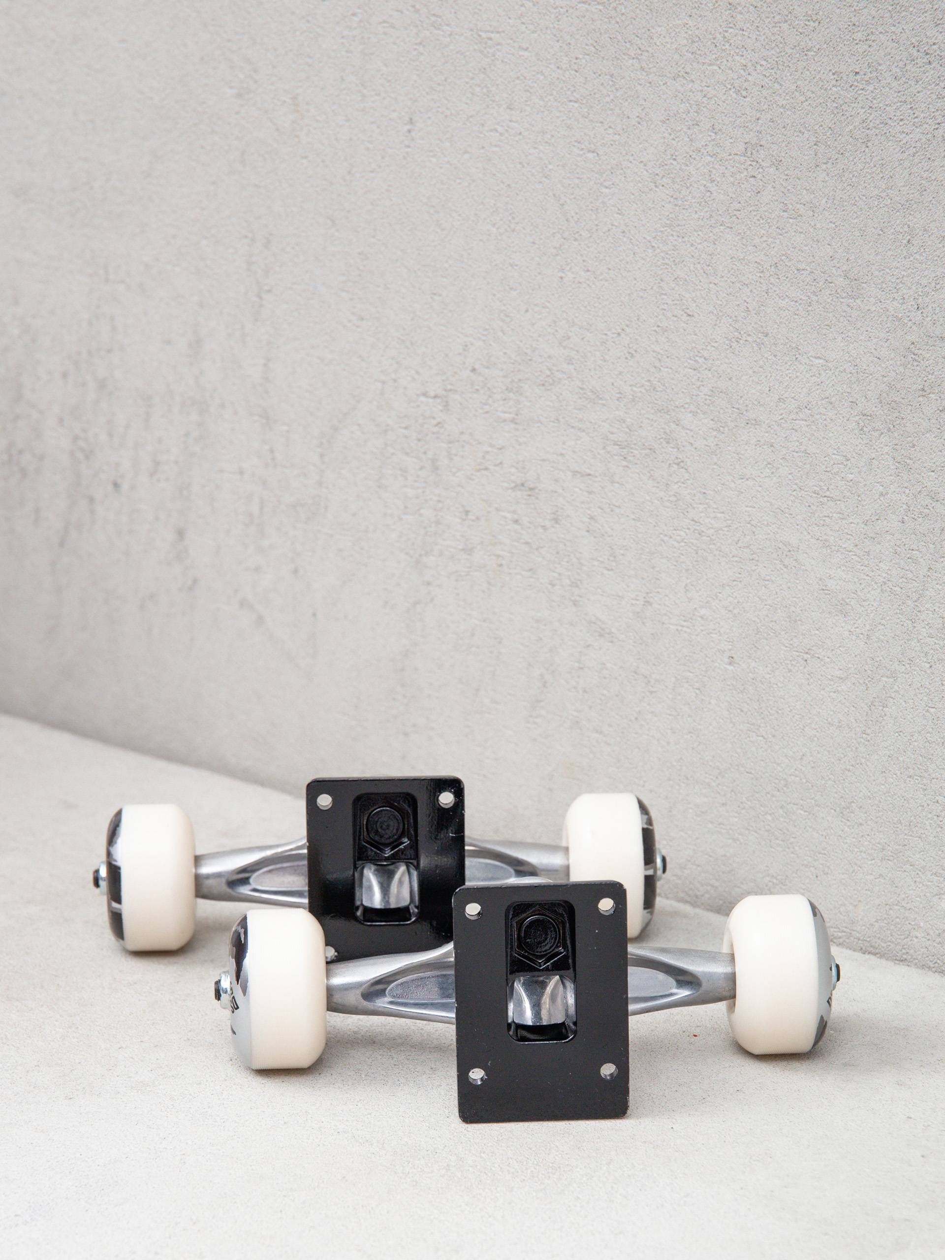 Tensor Darkstar Dissent Trucks (raw/black)