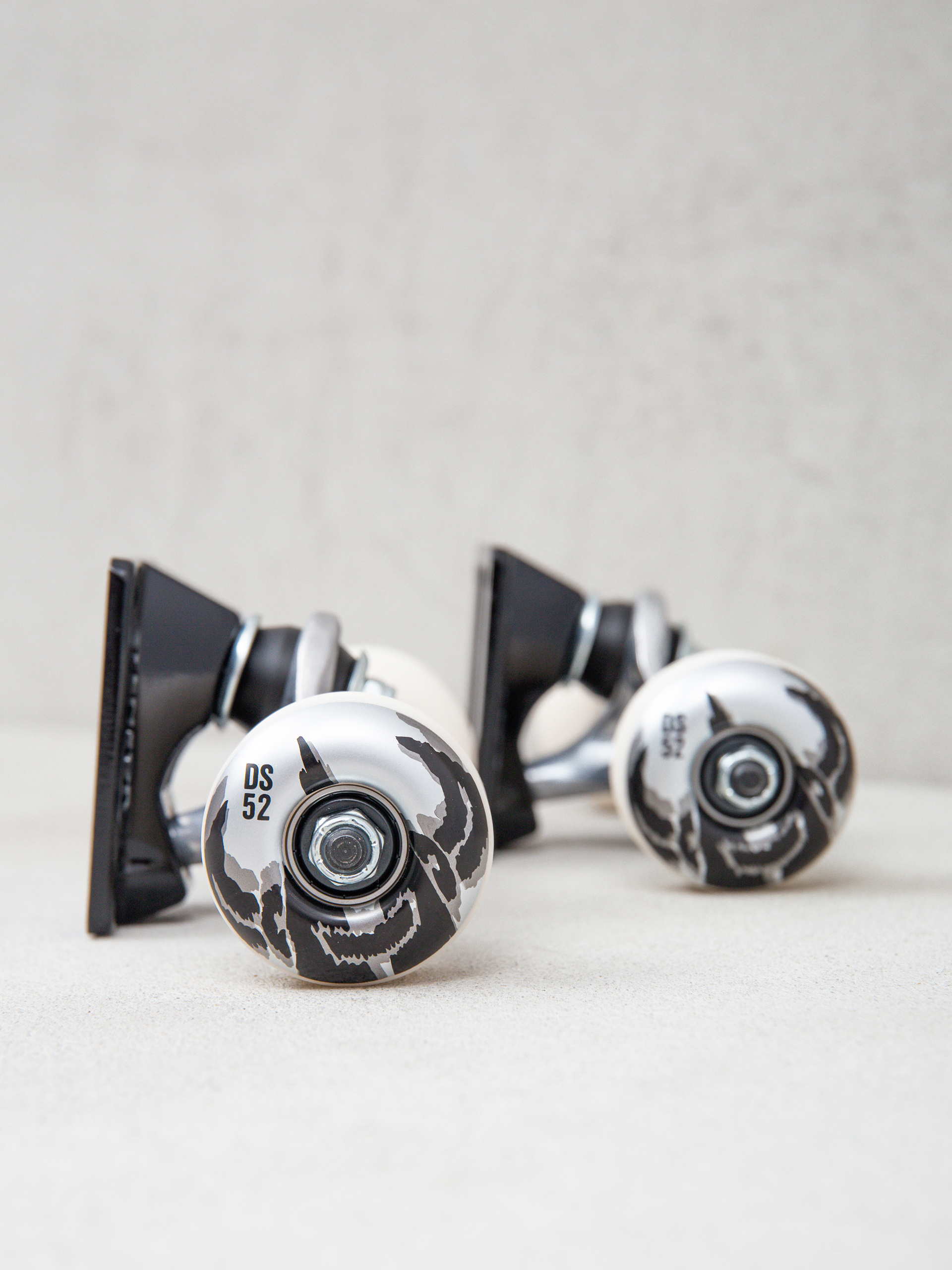 Tensor Darkstar Dissent Trucks (raw/black)