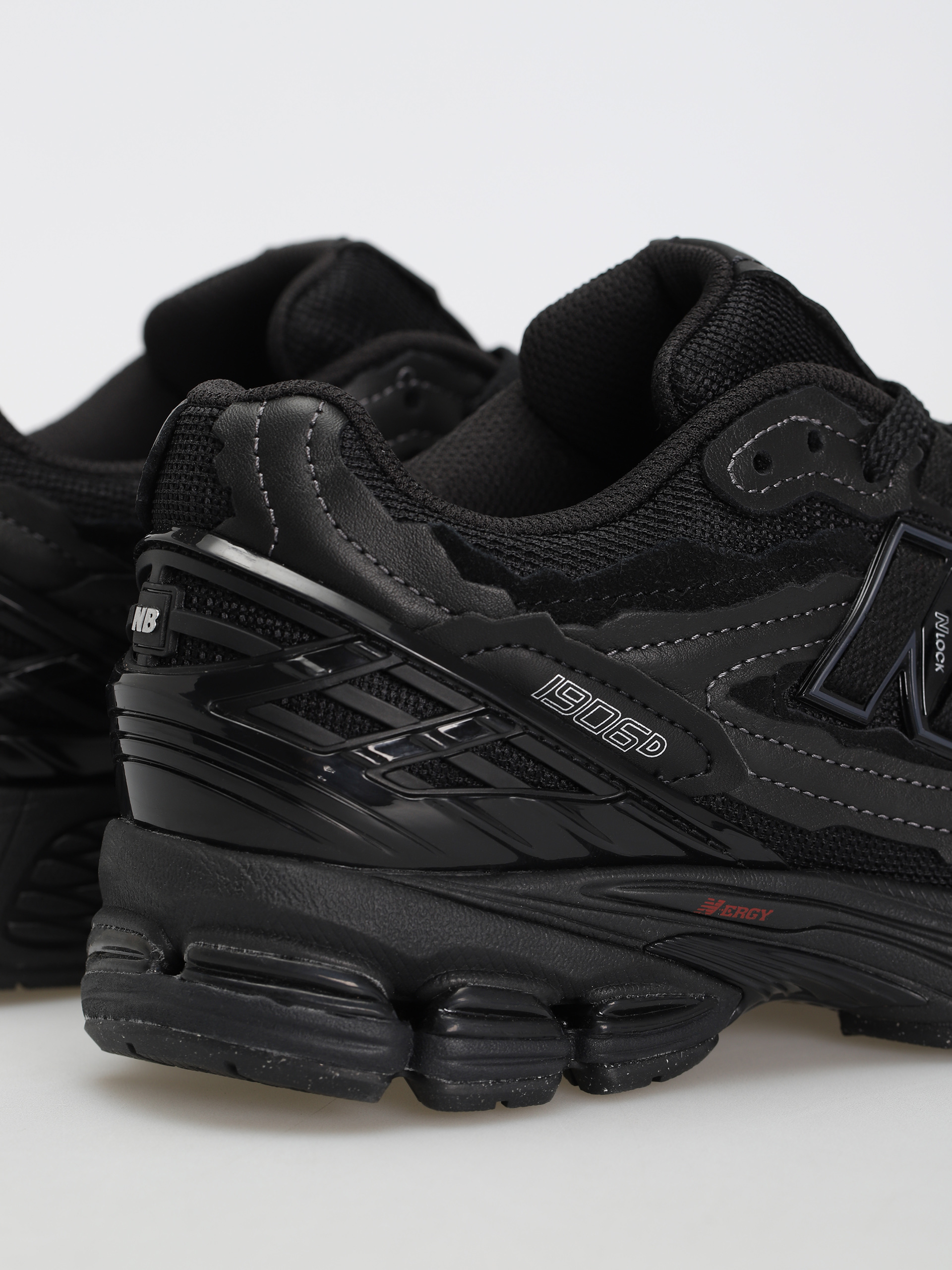 New Balance 1906 Shoes (black)