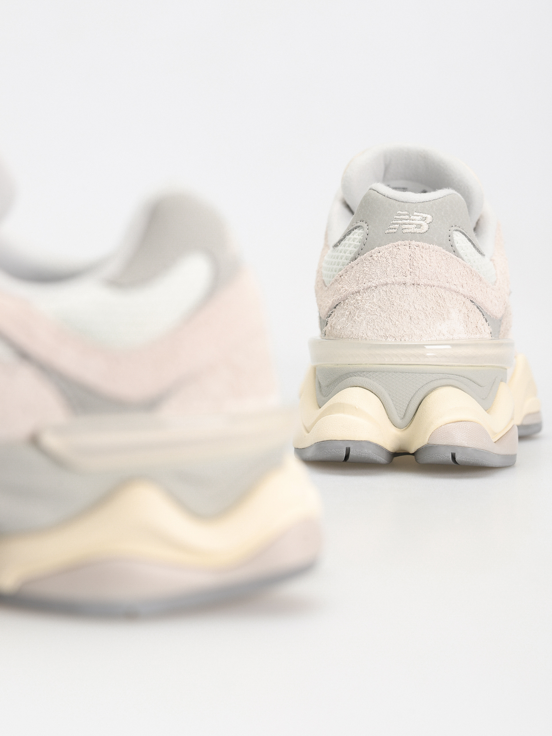 New Balance 9060 Shoes (sea salt)