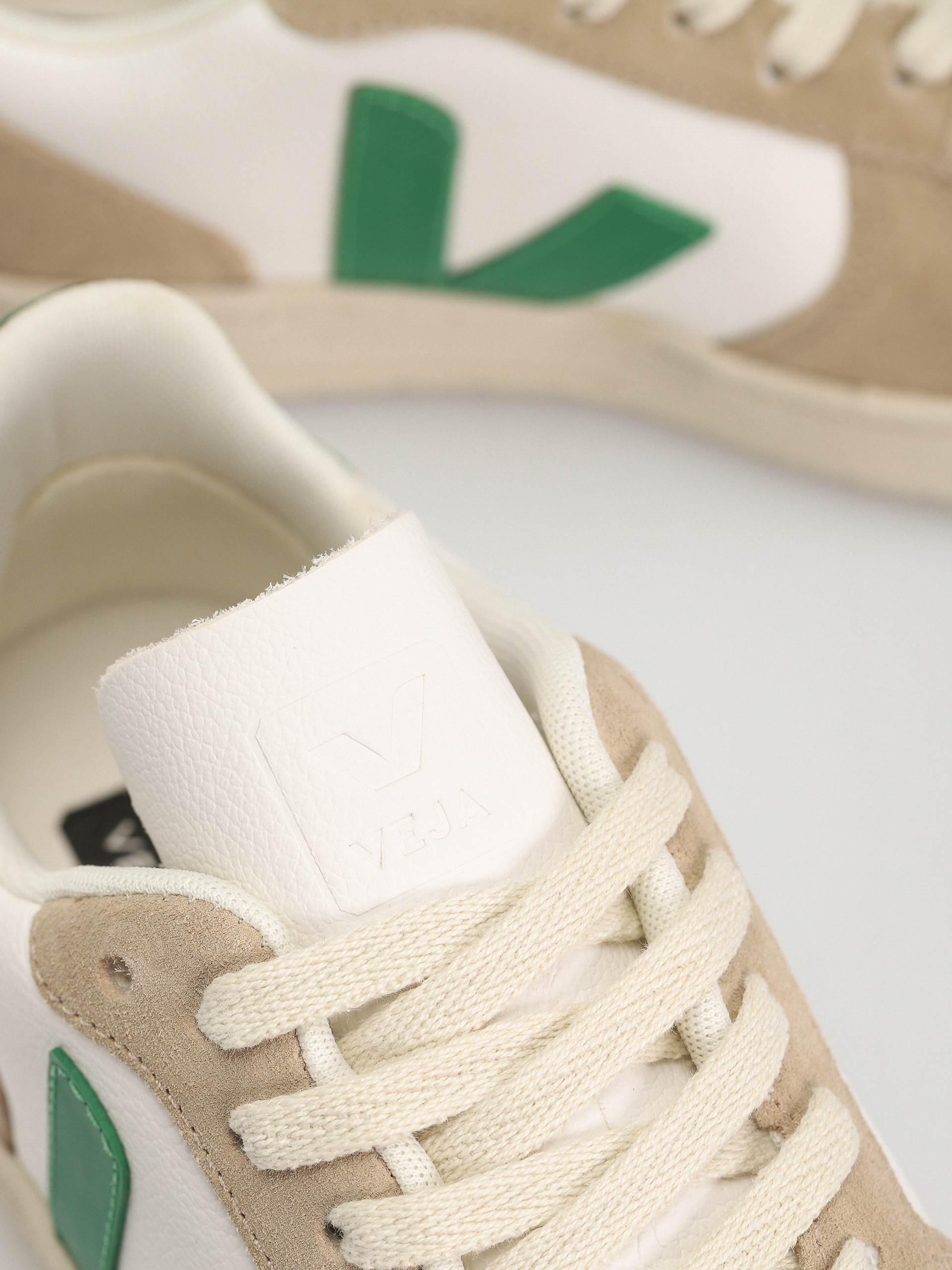 Veja V-10 Shoes Wmn (extra white emeraude sahara)
