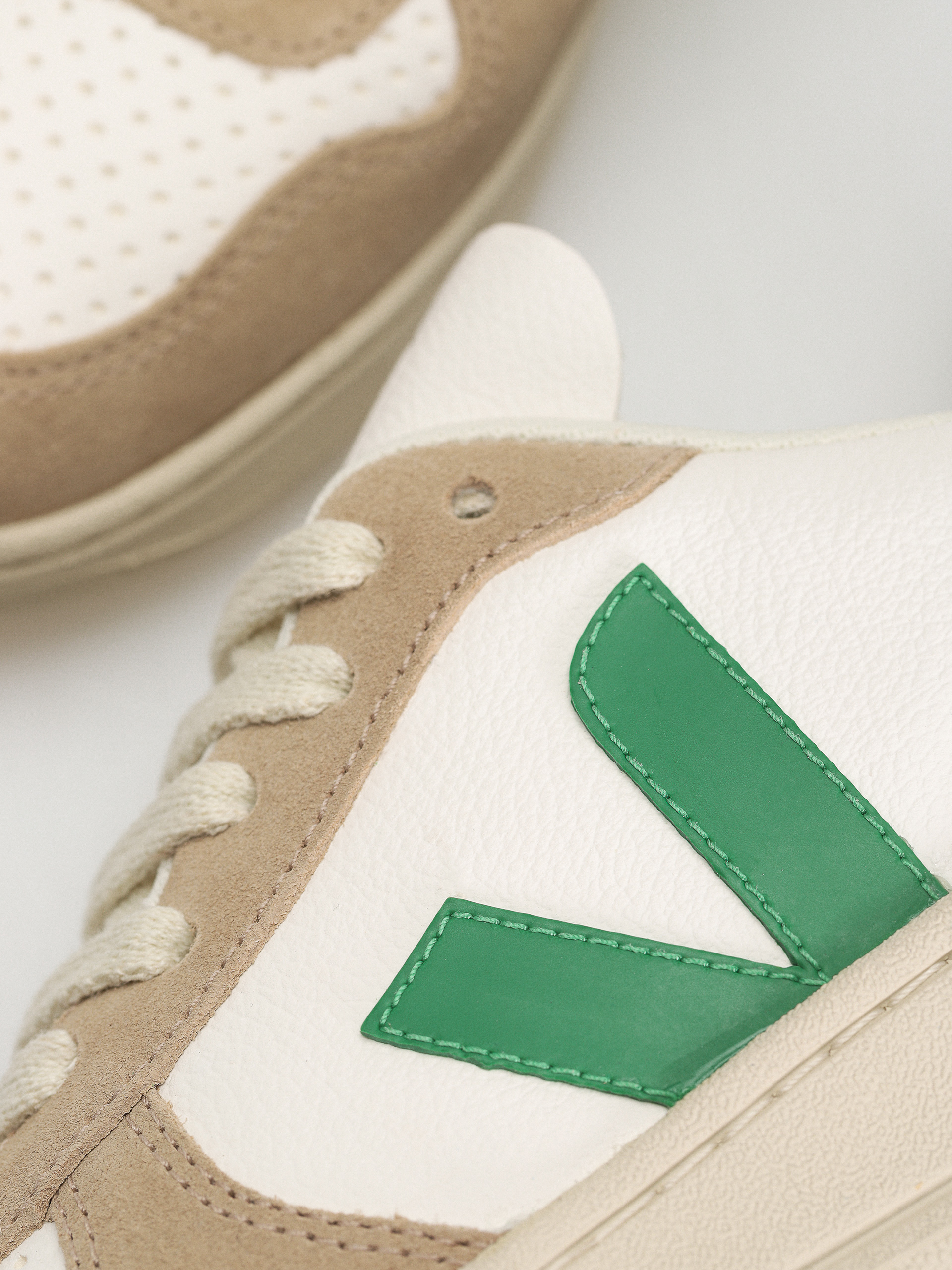 Veja V-10 Shoes Wmn (extra white emeraude sahara)