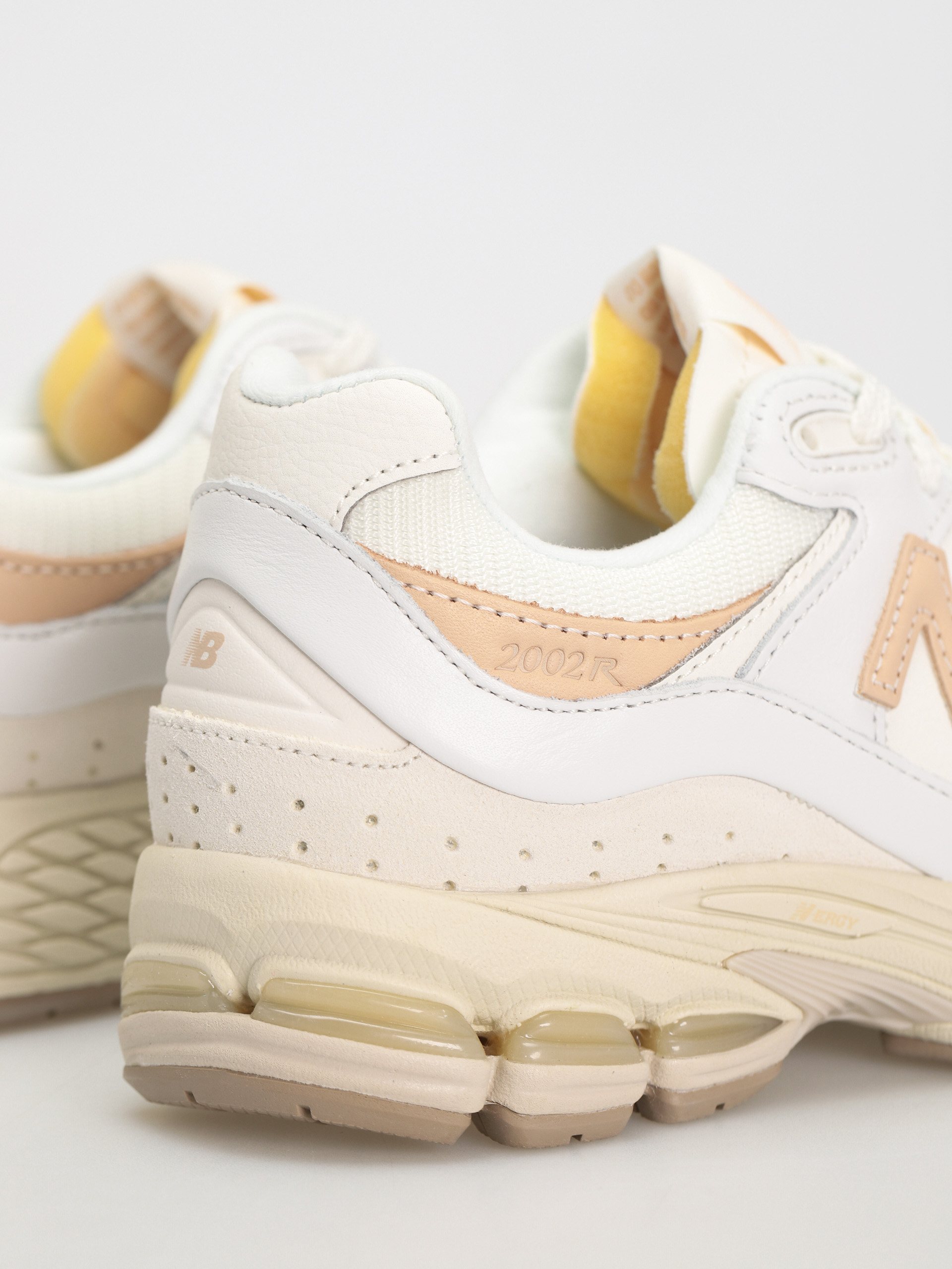 New Balance 2002 Shoes (bright white)