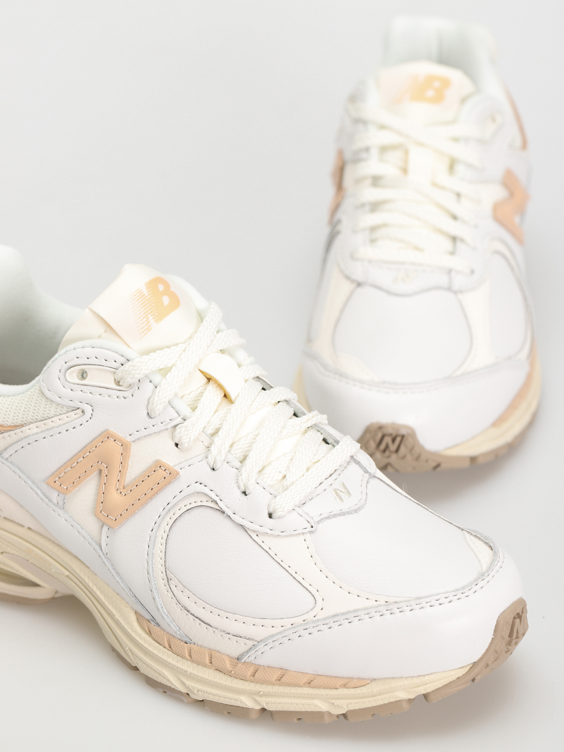 New Balance 2002 Shoes (bright white)
