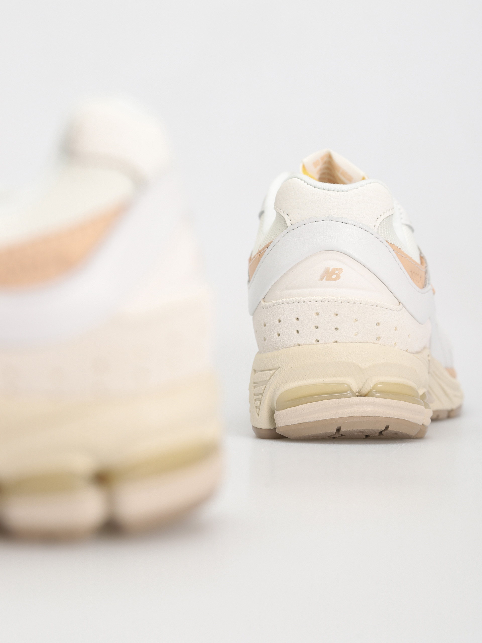 New Balance 2002 Shoes (bright white)