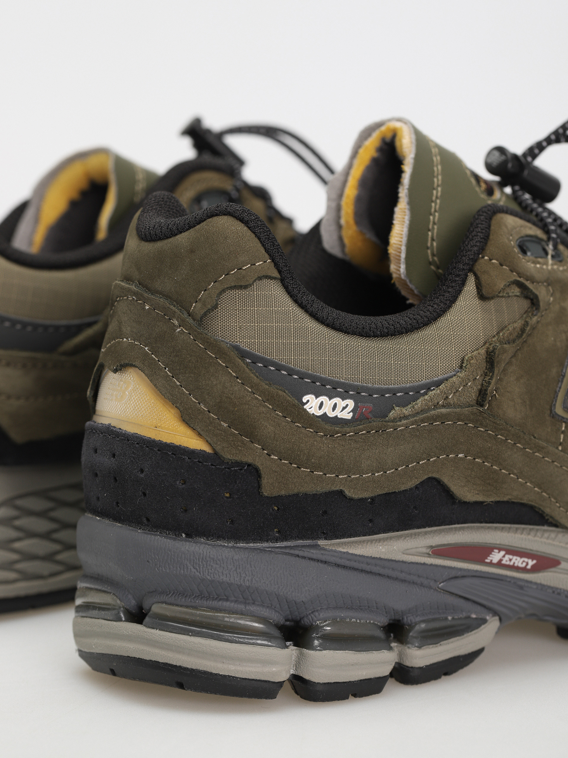 New Balance 2002 Shoes (dark moss)