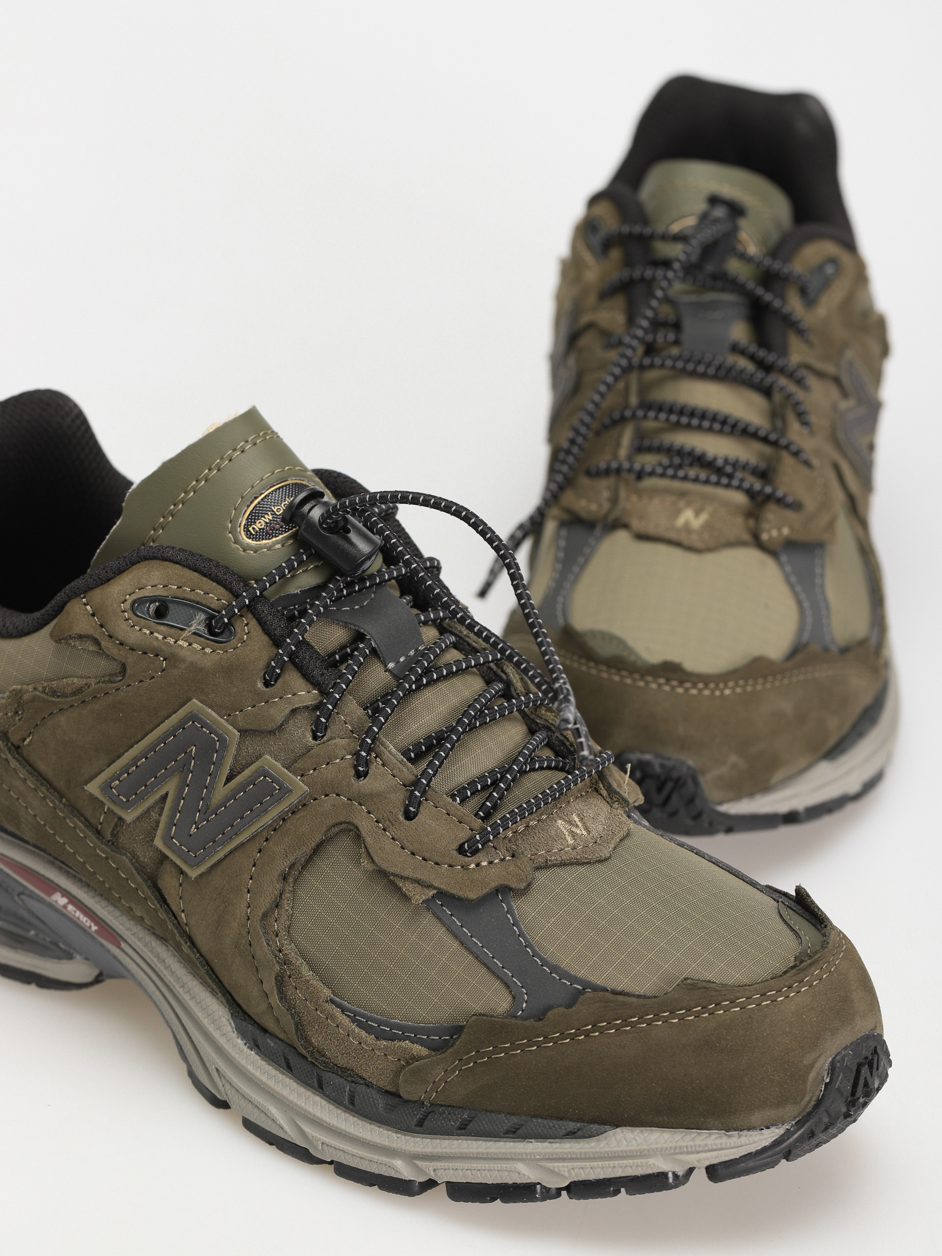 New Balance 2002 Shoes (dark moss)