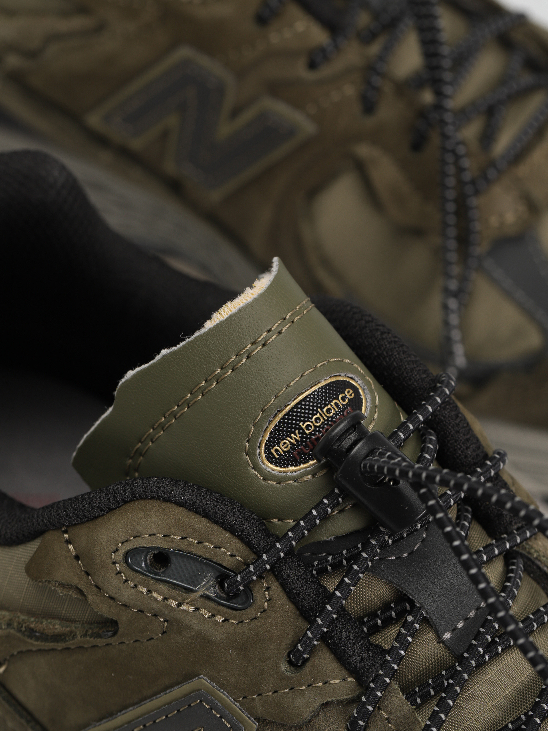 New Balance 2002 Shoes (dark moss)