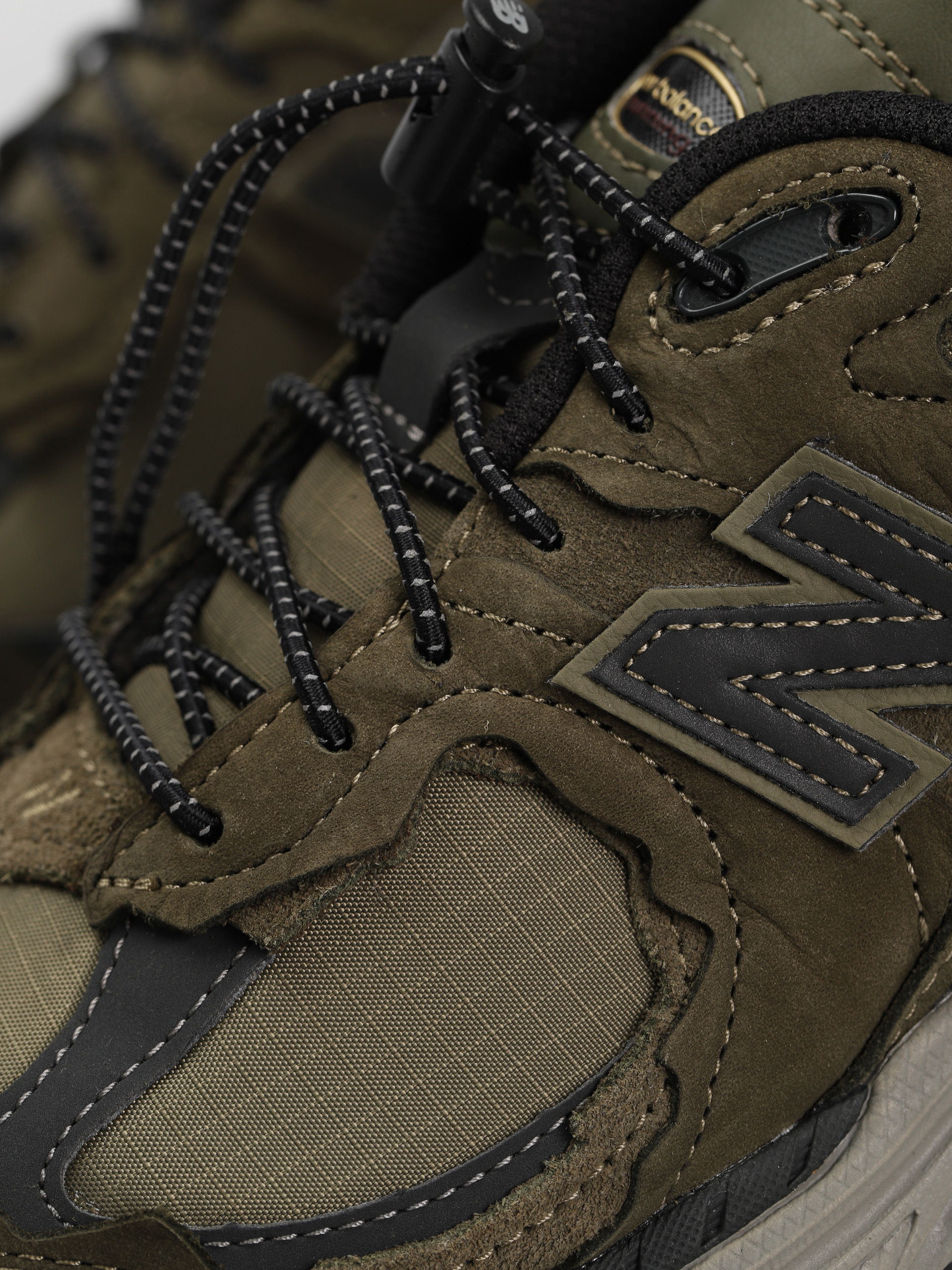 New Balance 2002 Shoes (dark moss)