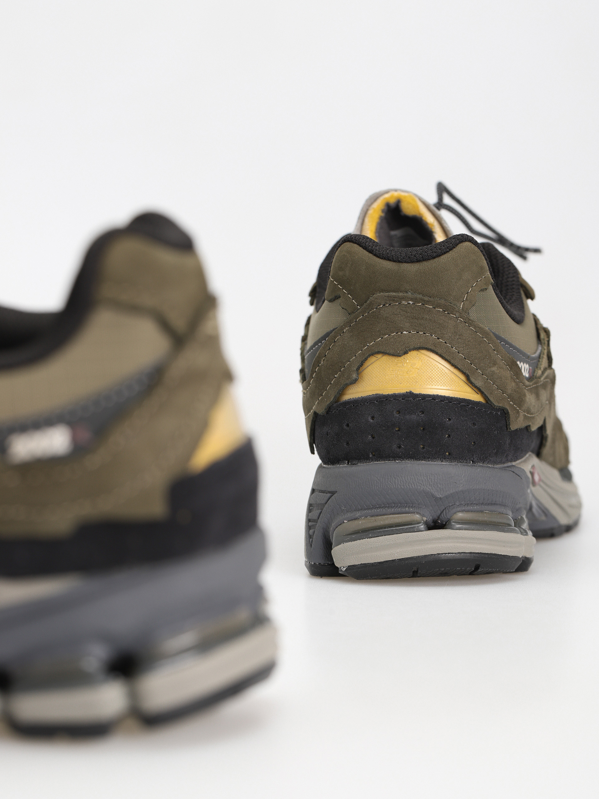 New Balance 2002 Shoes (dark moss)