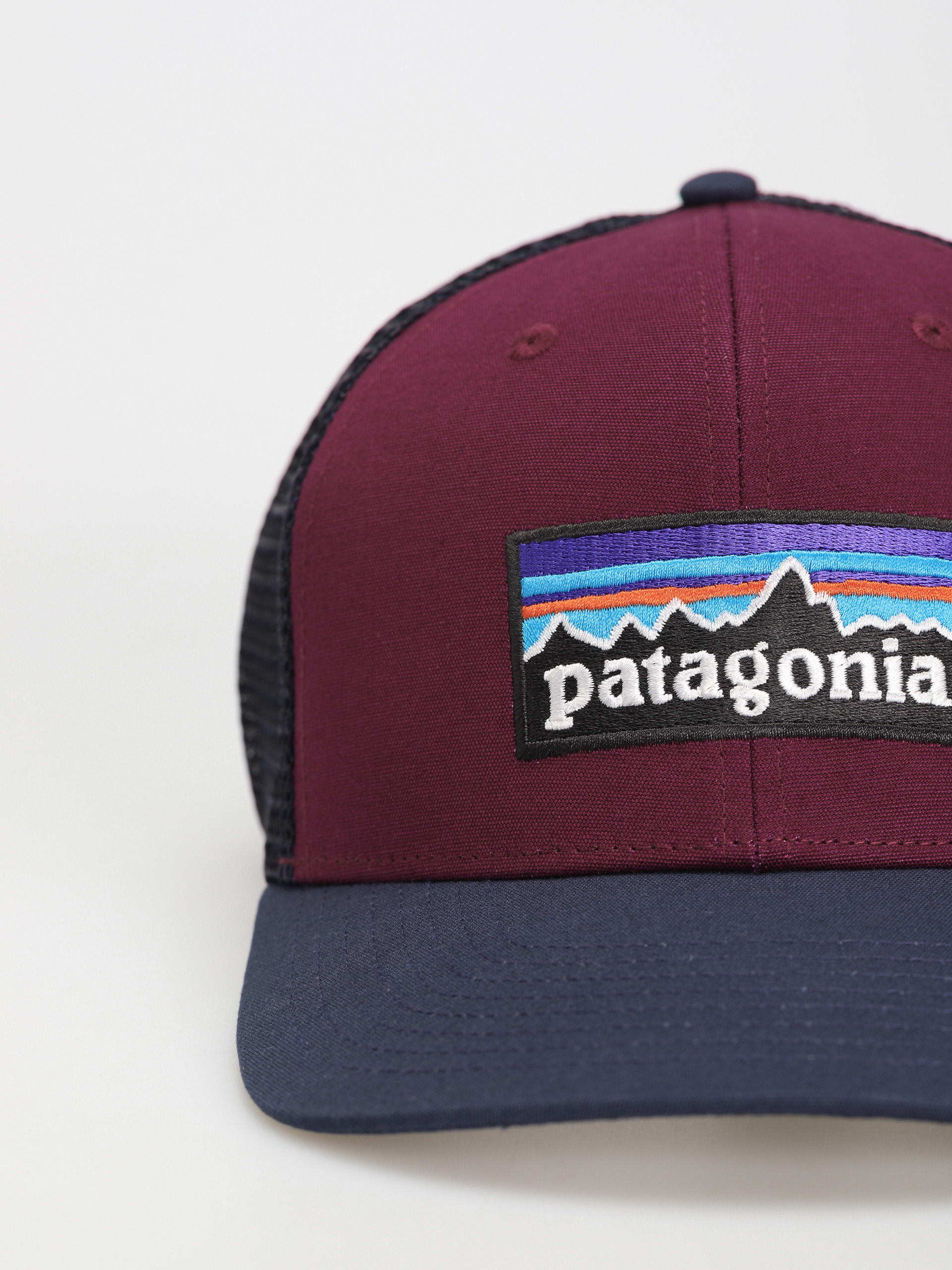 Patagonia P 6 Logo Trucker Cap (night plum)