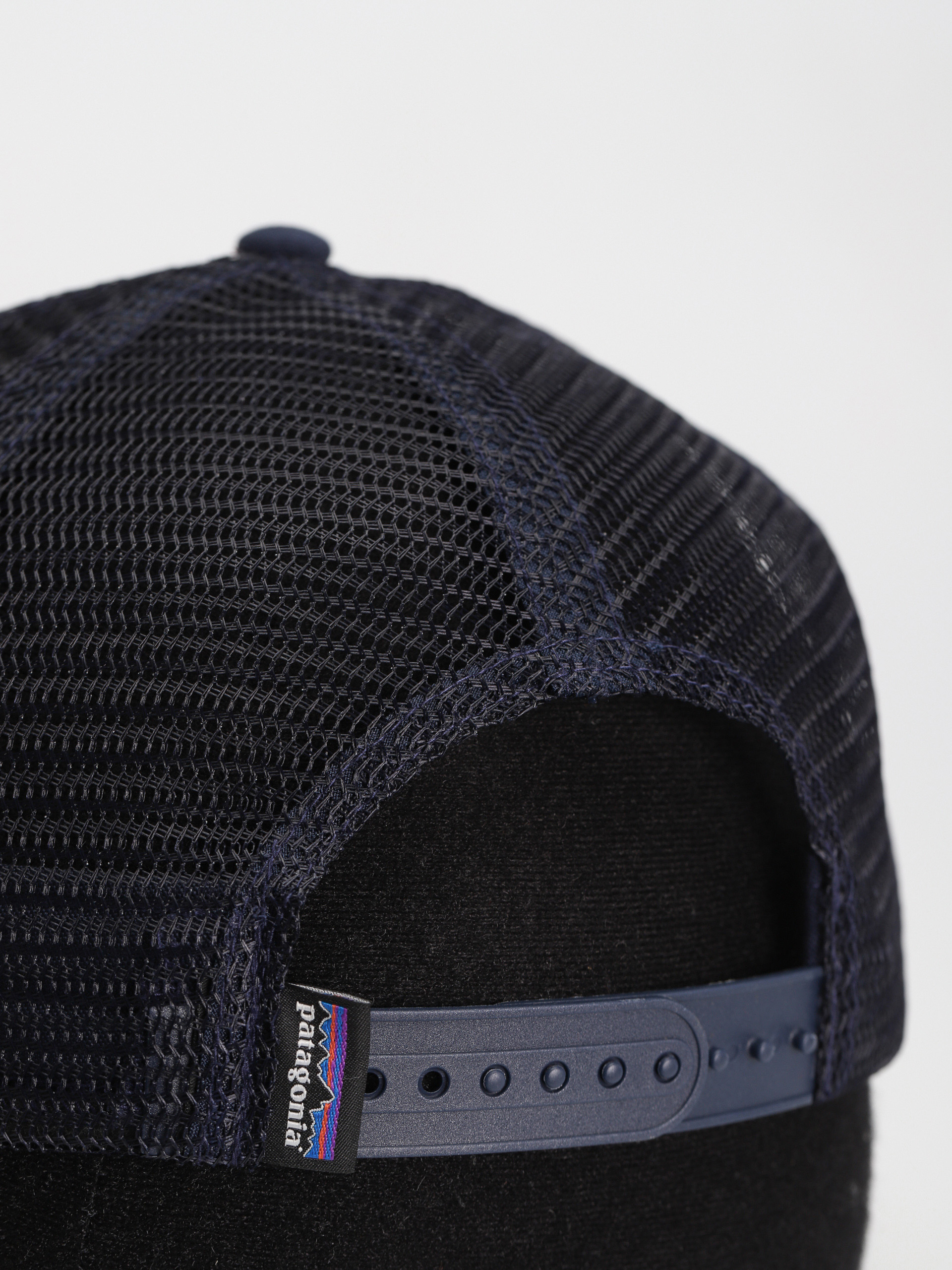 Patagonia P 6 Logo Trucker Cap (night plum)