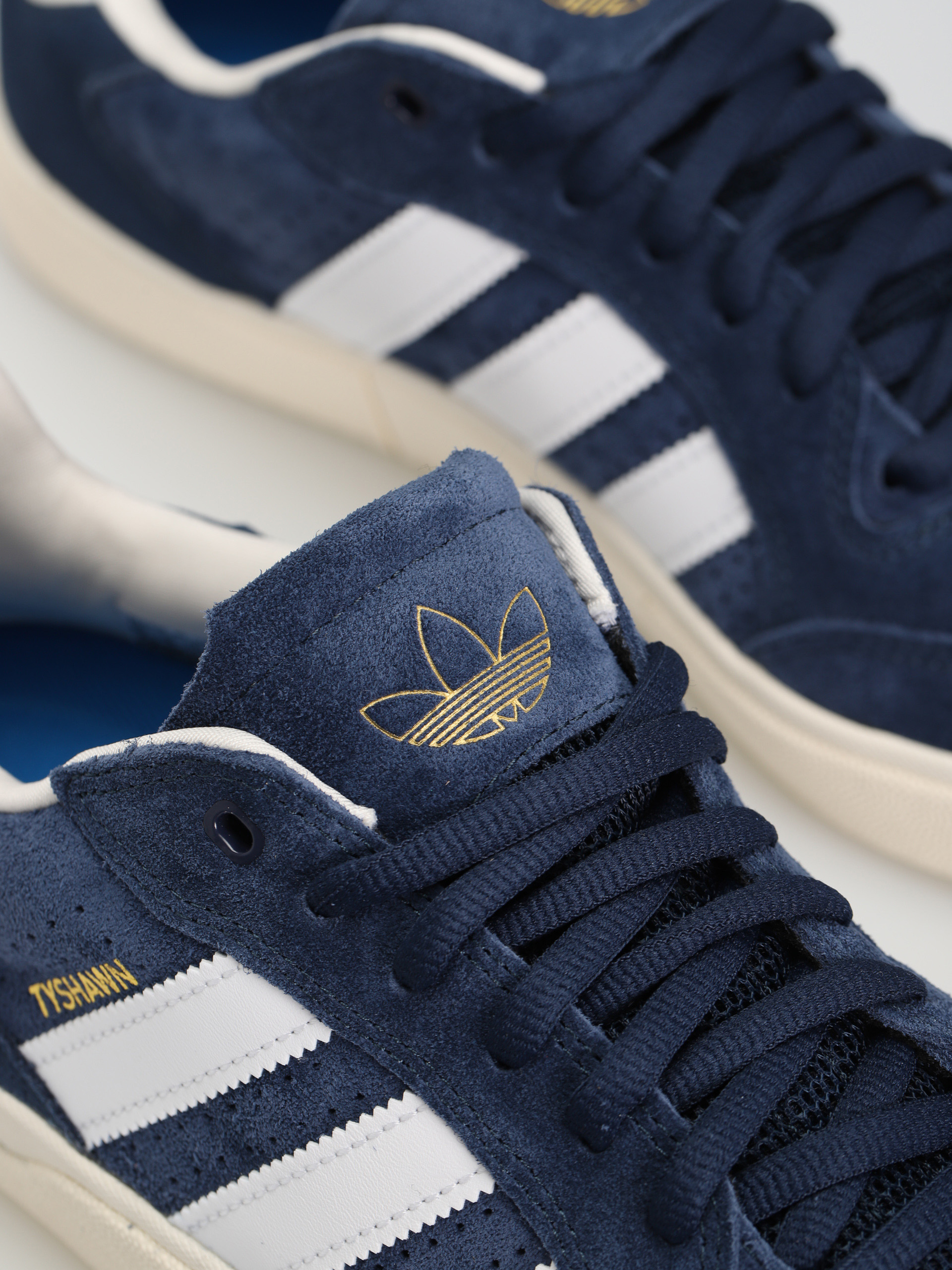 adidas Tyshawn Low Shoes (conavy/ftwwht/cwhite)