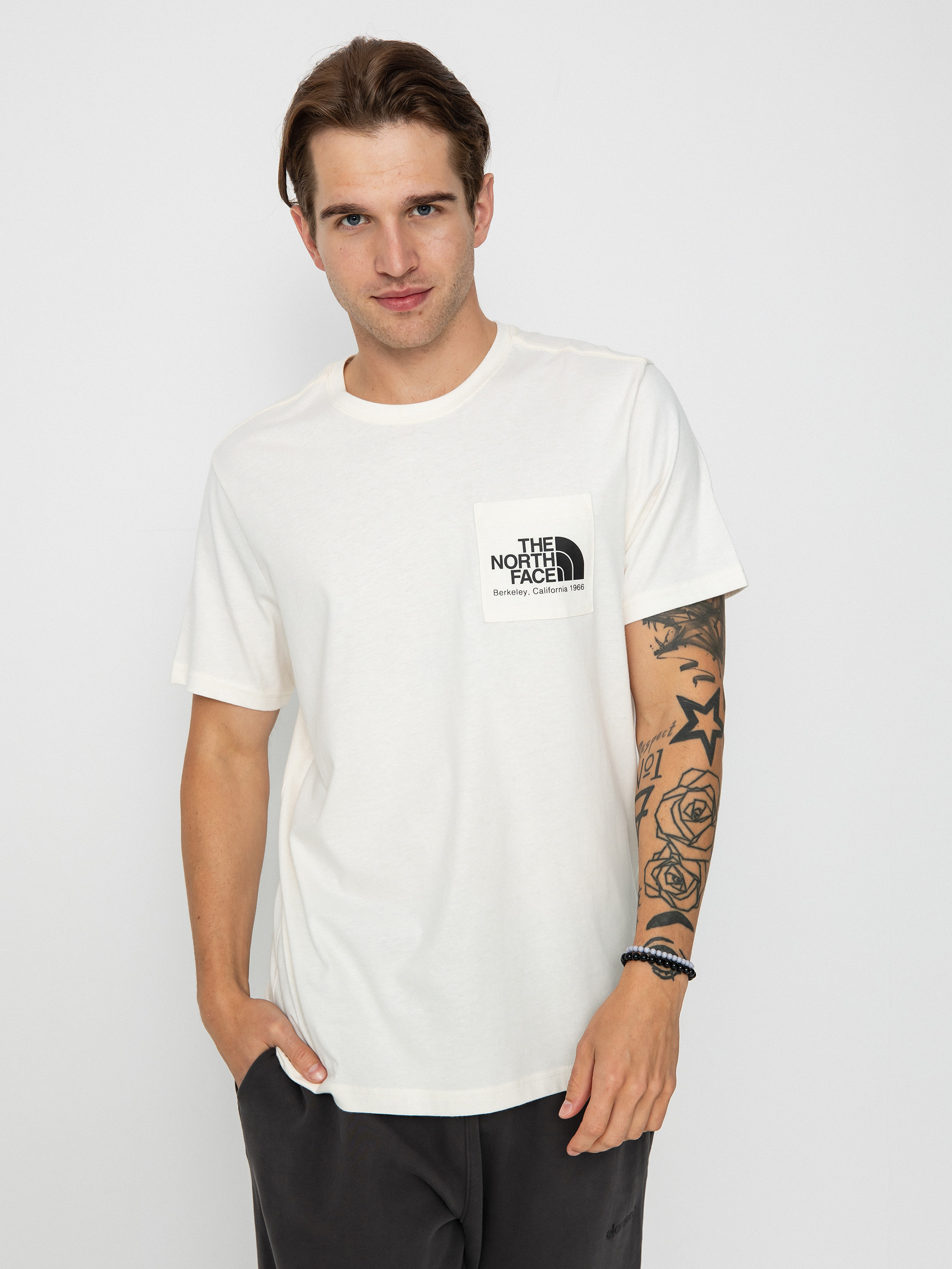 The North Face Berkeley California Pocket T-shirt (gardenia white/tnf black)