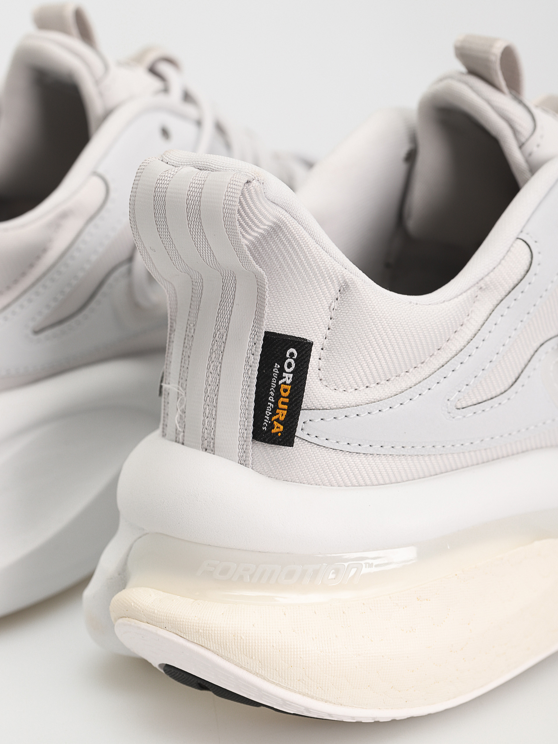 adidas Alphaboost V1 Schuhe (dshgry/greone/cblack)