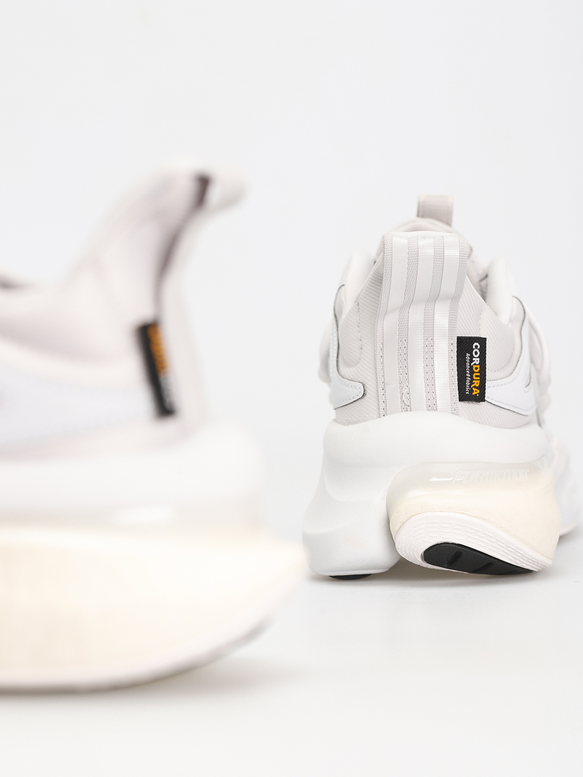 adidas Alphaboost V1 Schuhe (dshgry/greone/cblack)