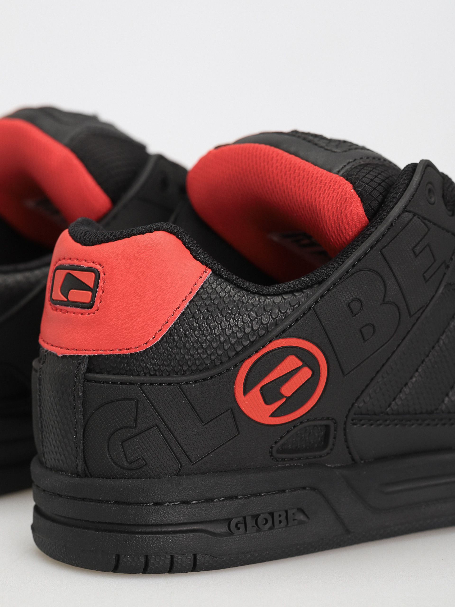 Globe Tilt Shoes (black/snake)