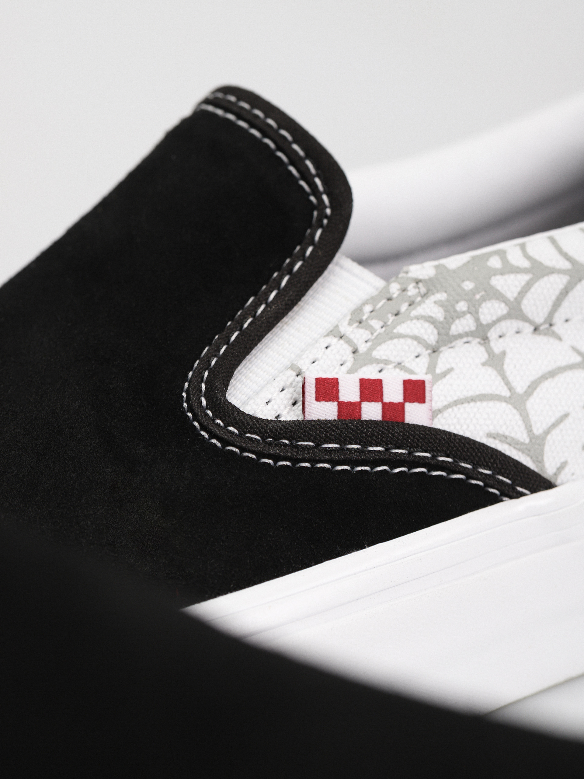 Vans Skate Slip On Shoes (black widow spider black/white/red)