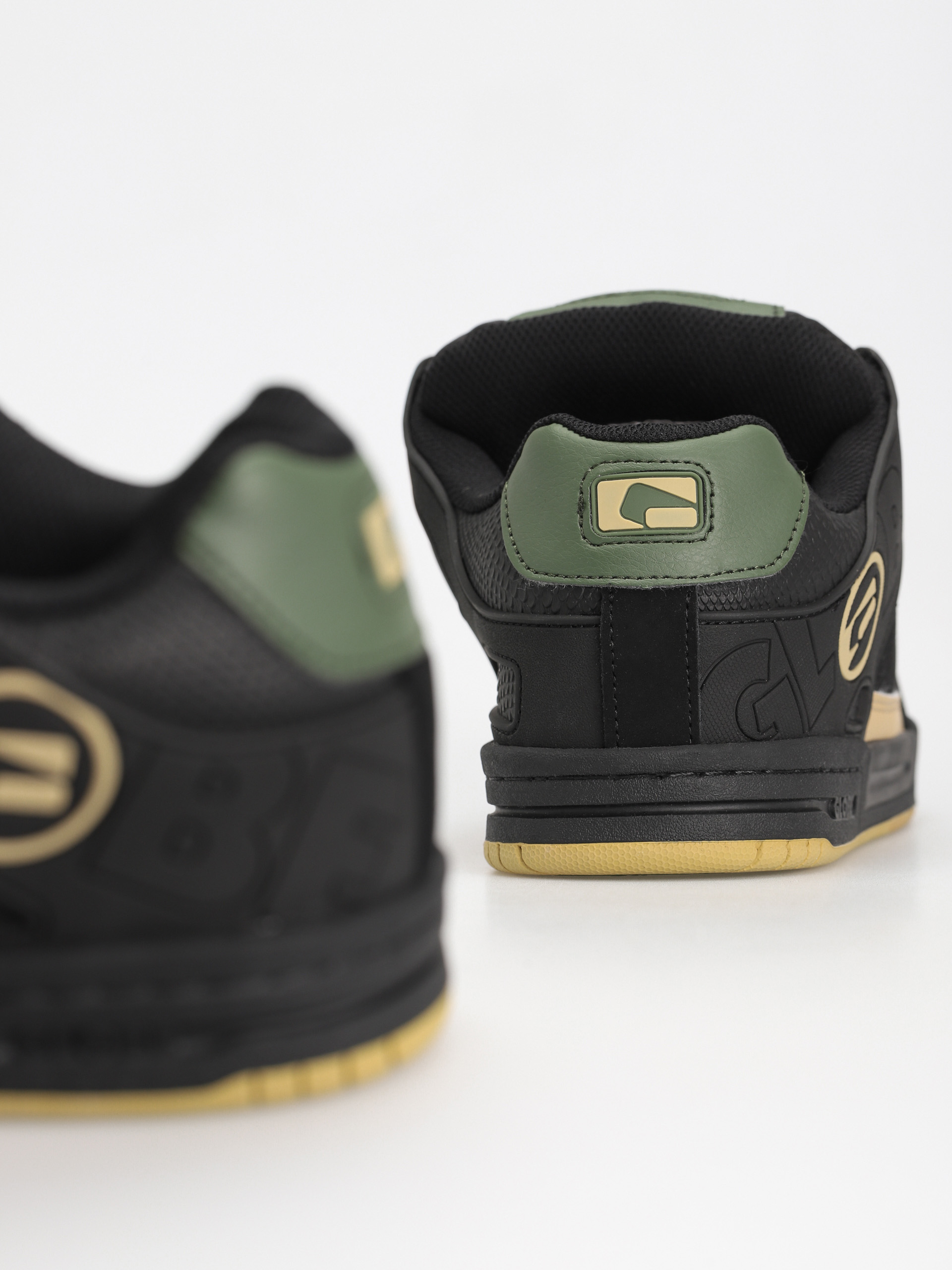 Globe Tilt Shoes (black/spruce)