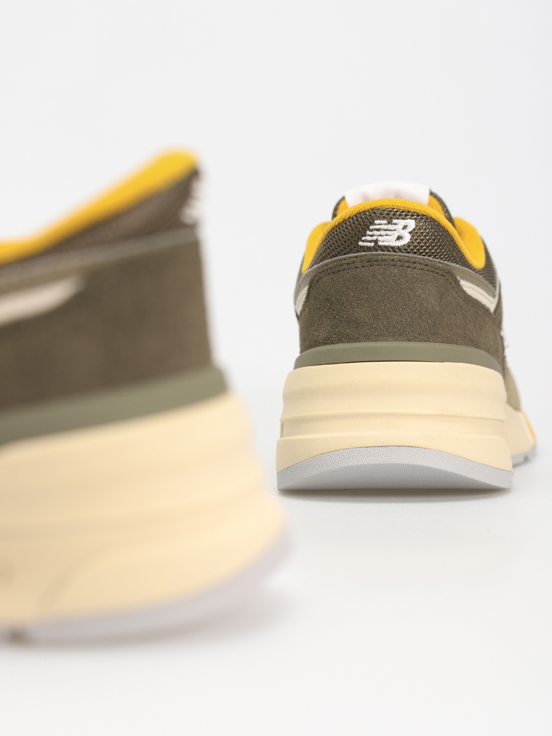 New Balance 997 Shoes (covert green)