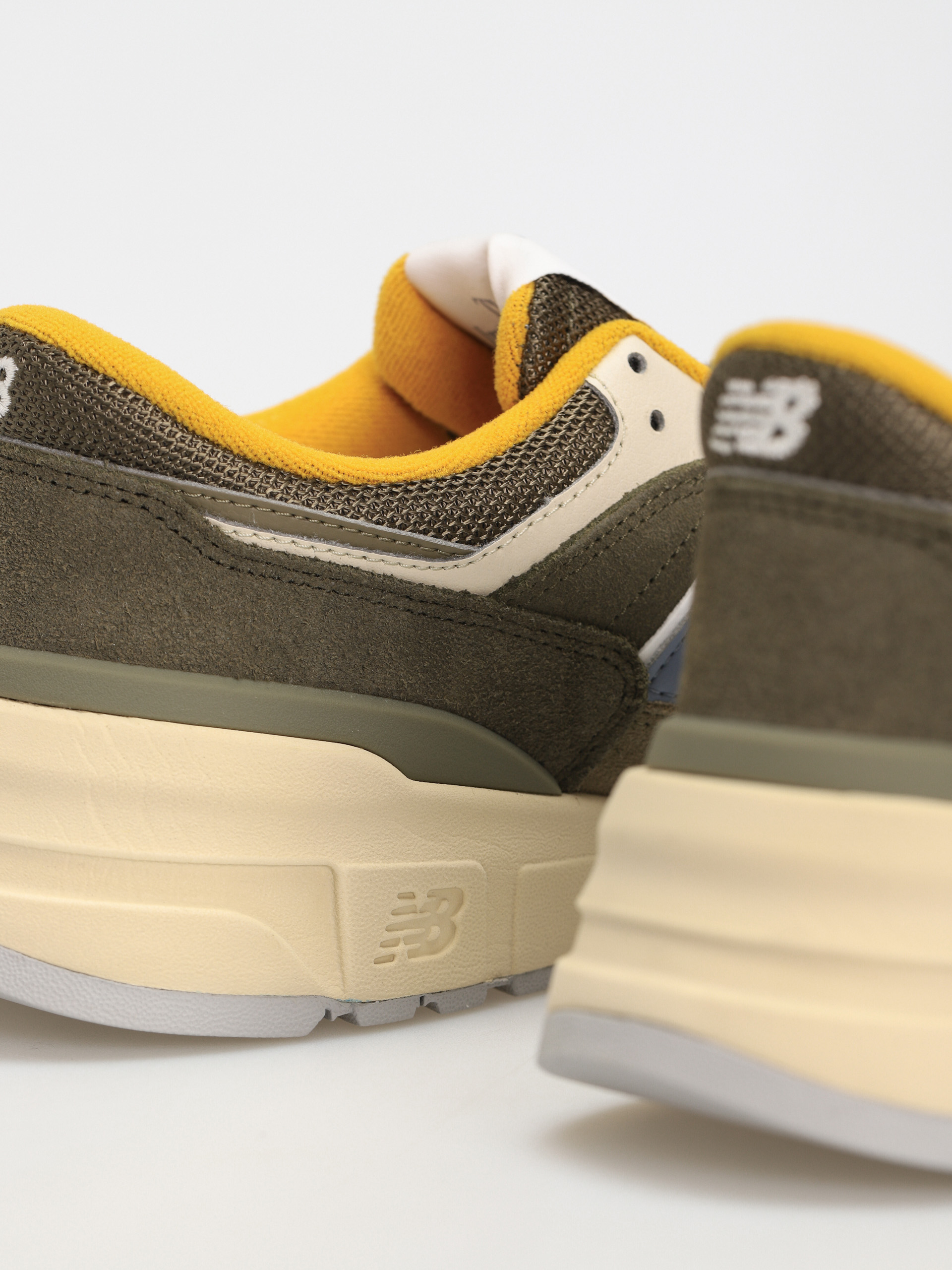 New Balance 997 Shoes (covert green)