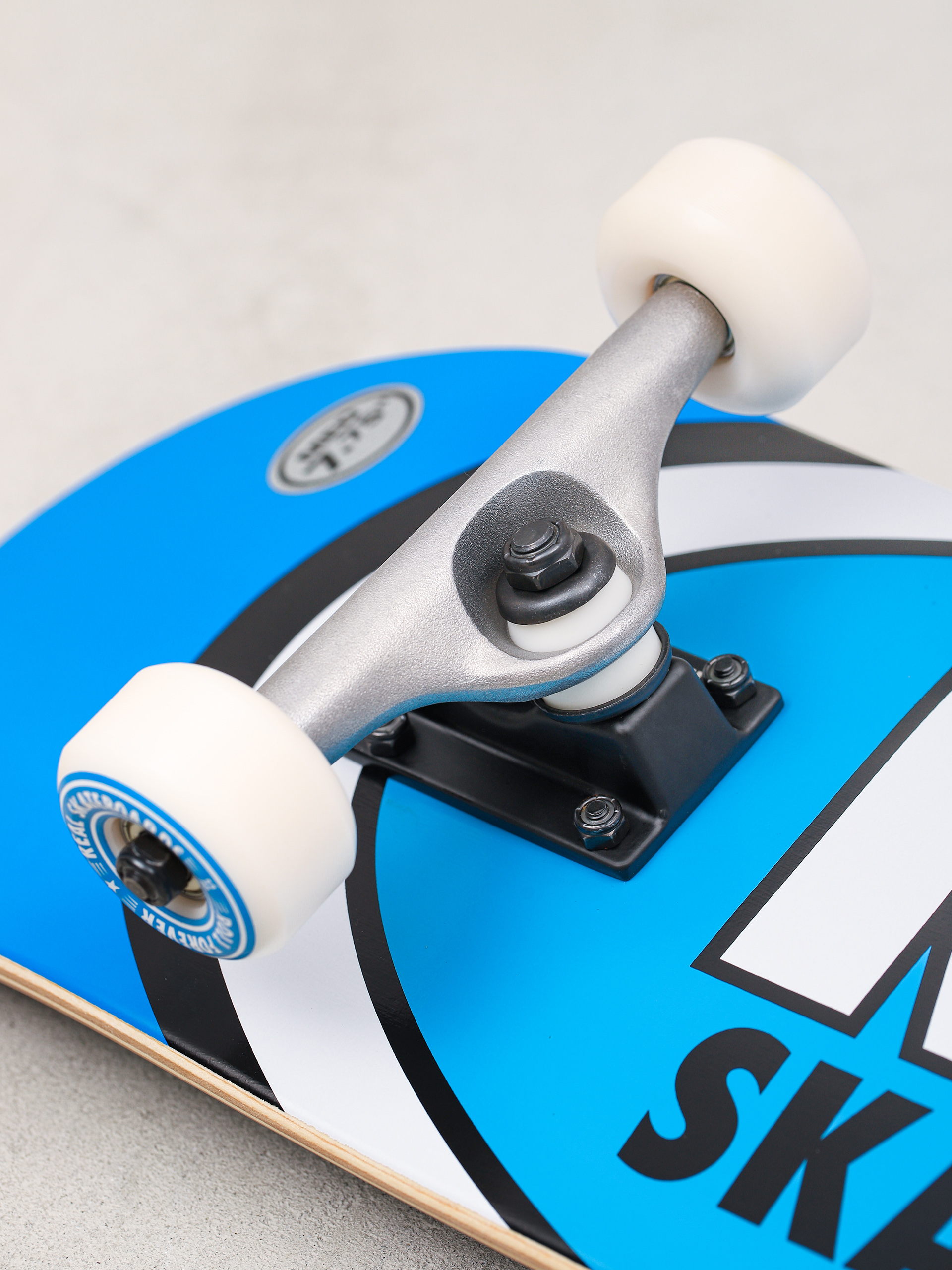 Real Classic Oval Skateboard - blue (medium blue)