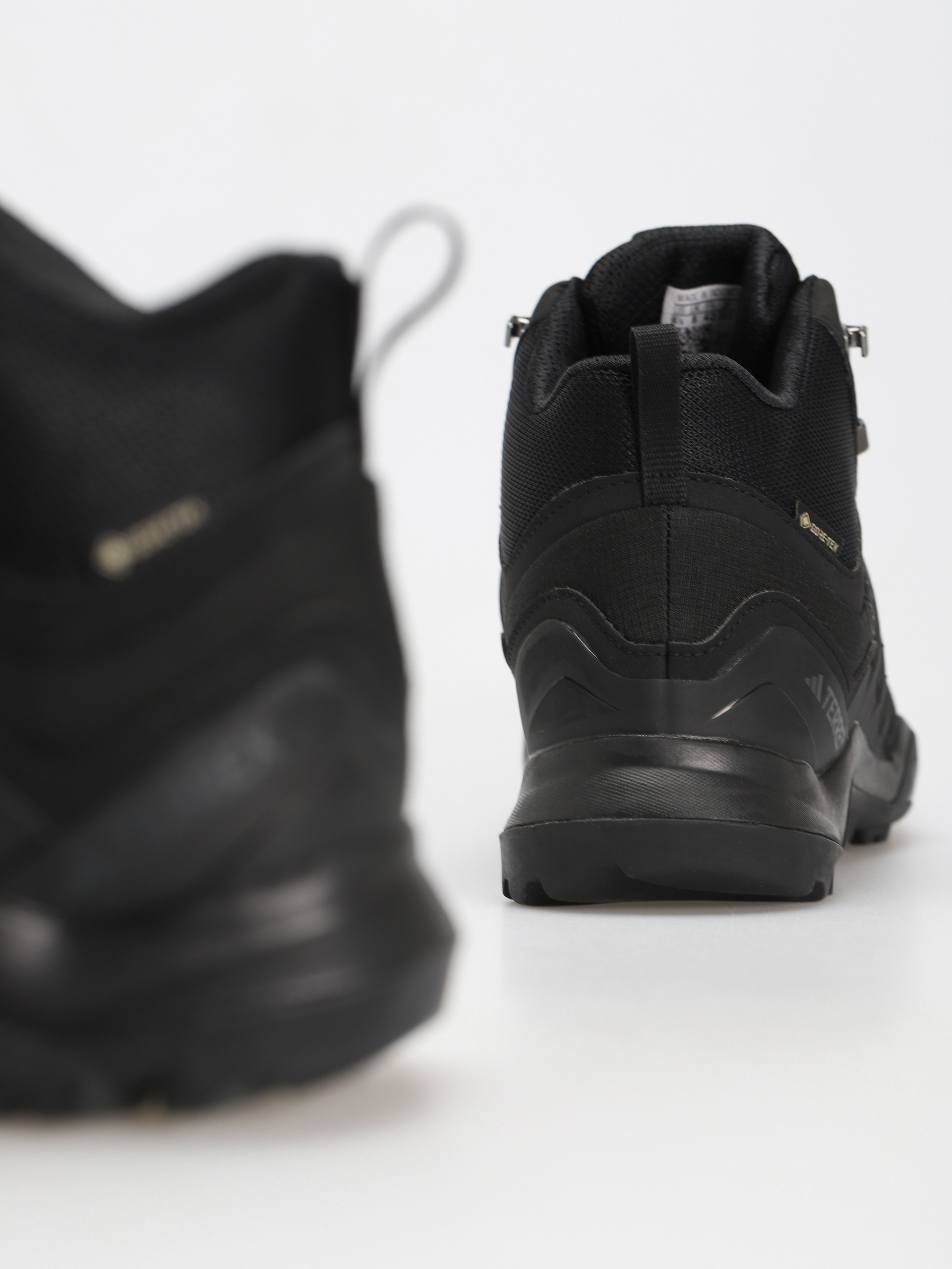 adidas Originals Terrex Swift R2 Mid Gtx Shoes (cblack/cblack/carbon)