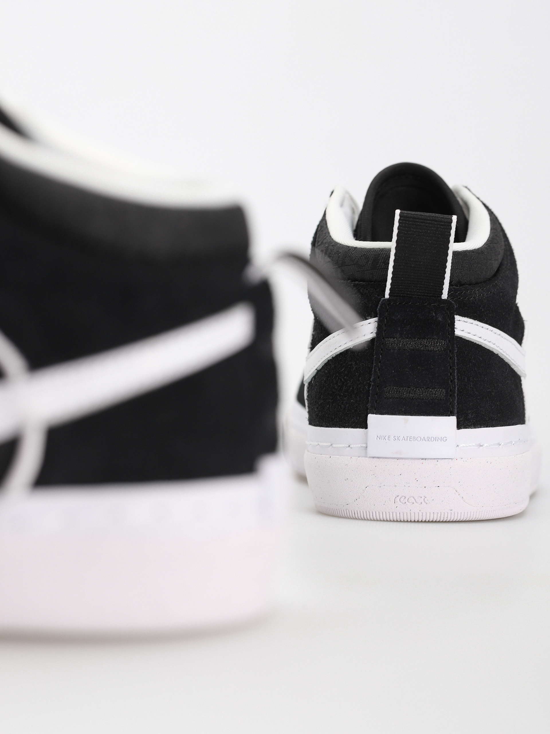 Nike SB React Leo Shoes (black/white black gum light brown)