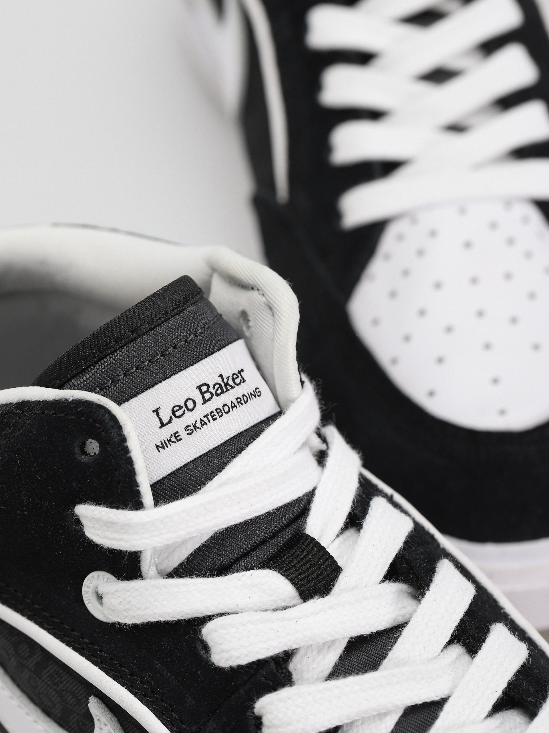 Nike SB React Leo Shoes (black/white black gum light brown)