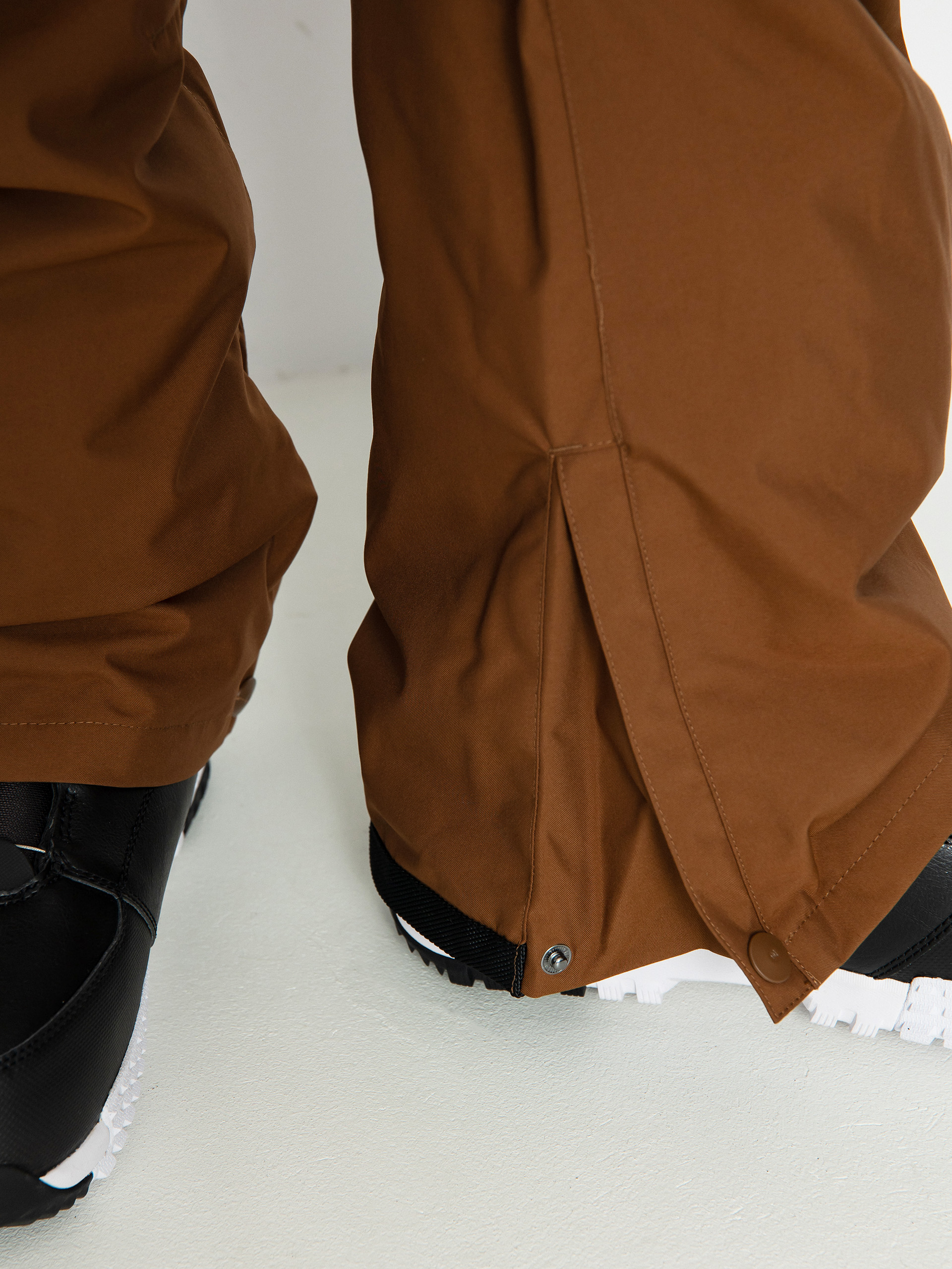 Mens DC Docile Bib Snowboard pants (bison)
