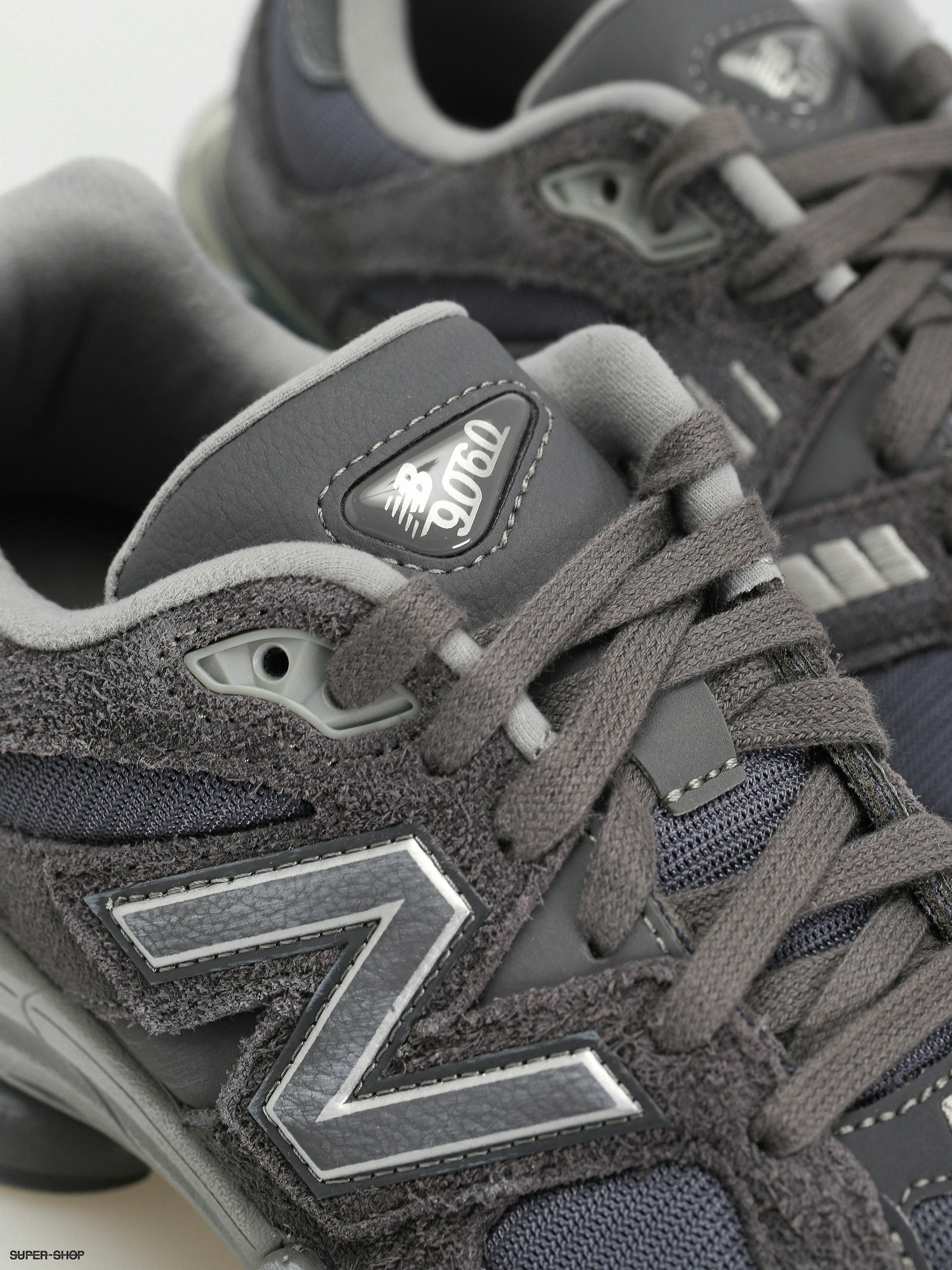 New Balance 9060 Shoes (magnet)