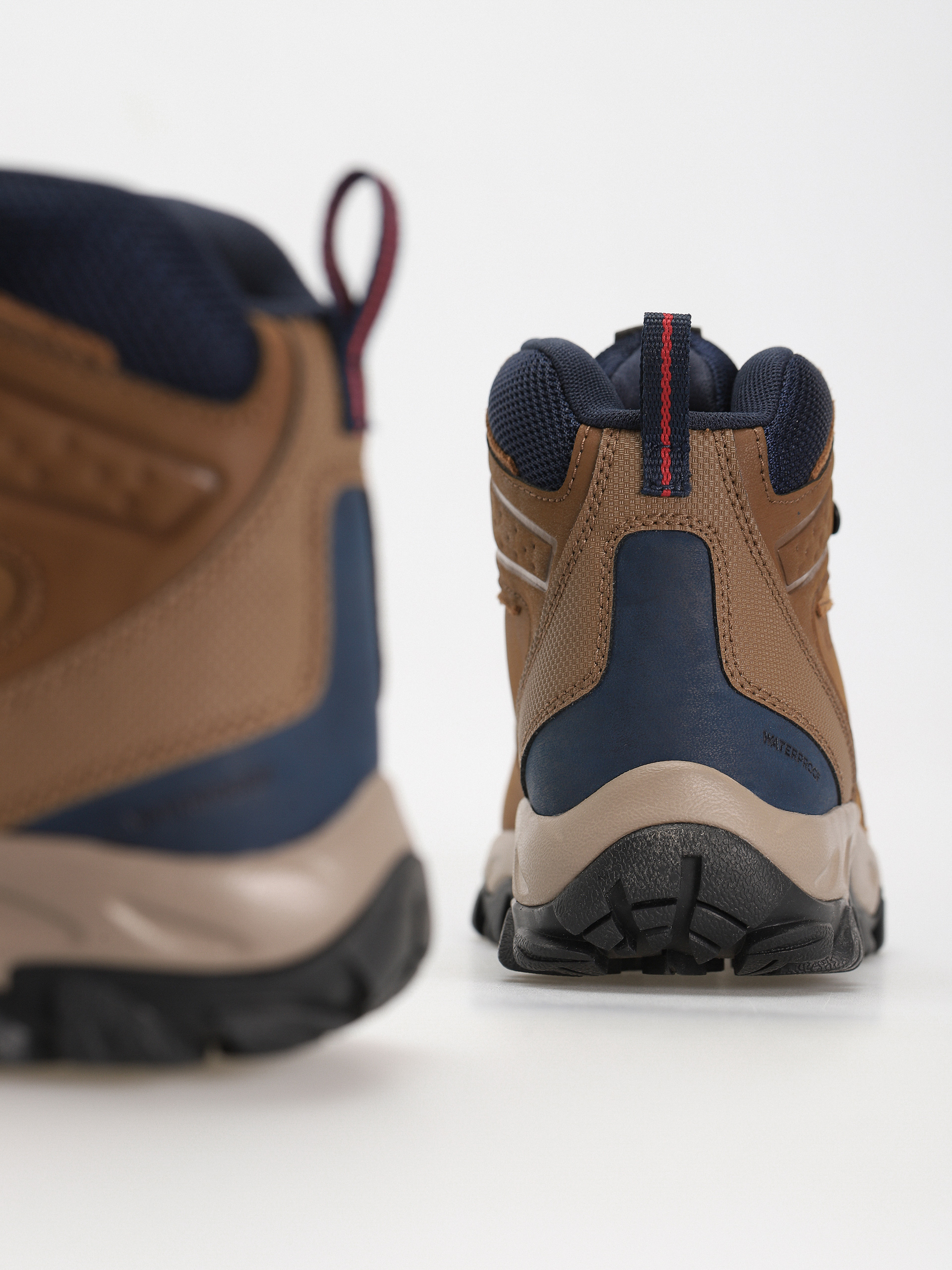 Columbia Newton Ridge Plus II Waterproof Shoes (light brown/red velvet)