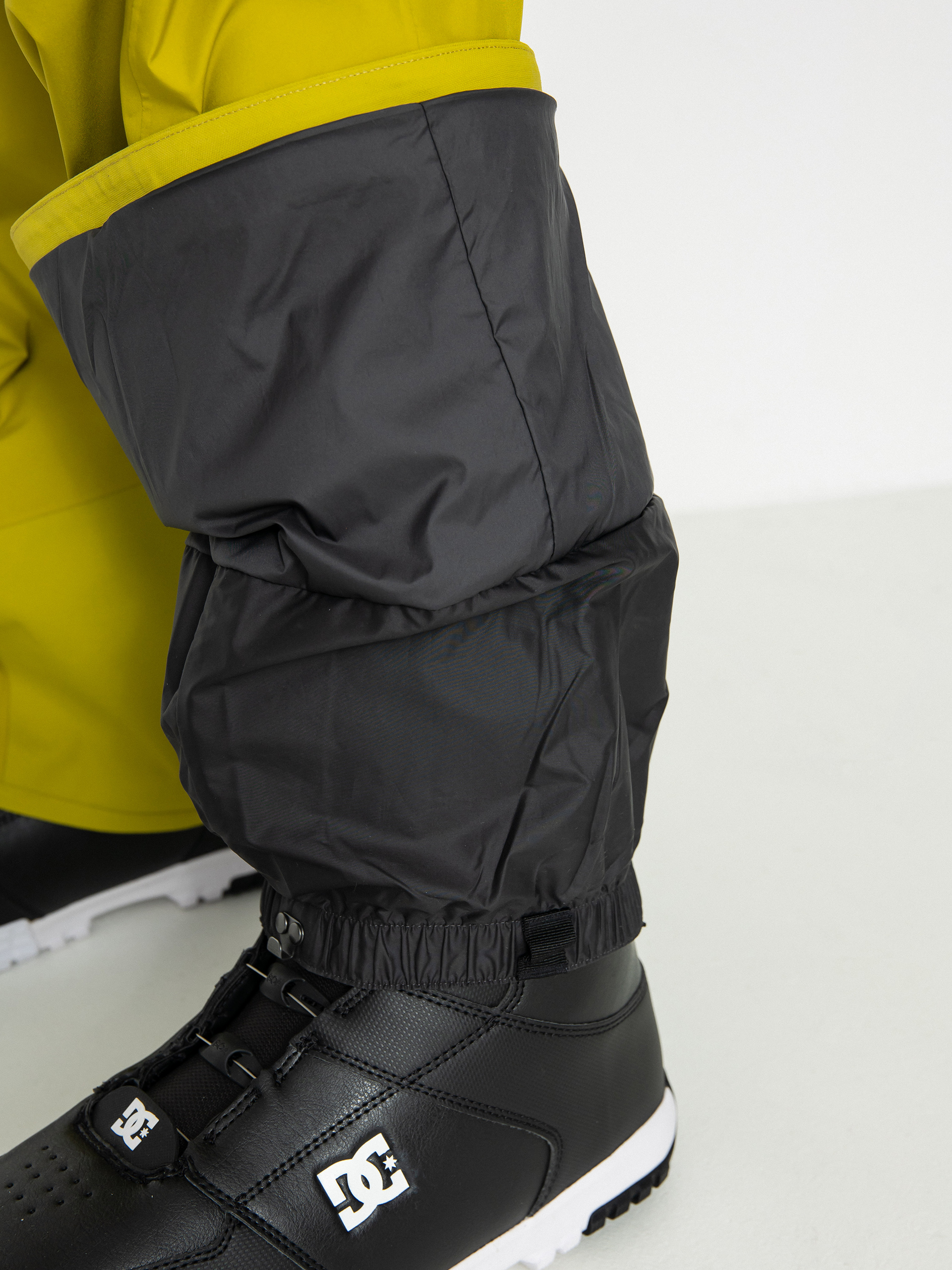 Mens Patagonia Powder Town Bibs Snowboard pants (shrub green)