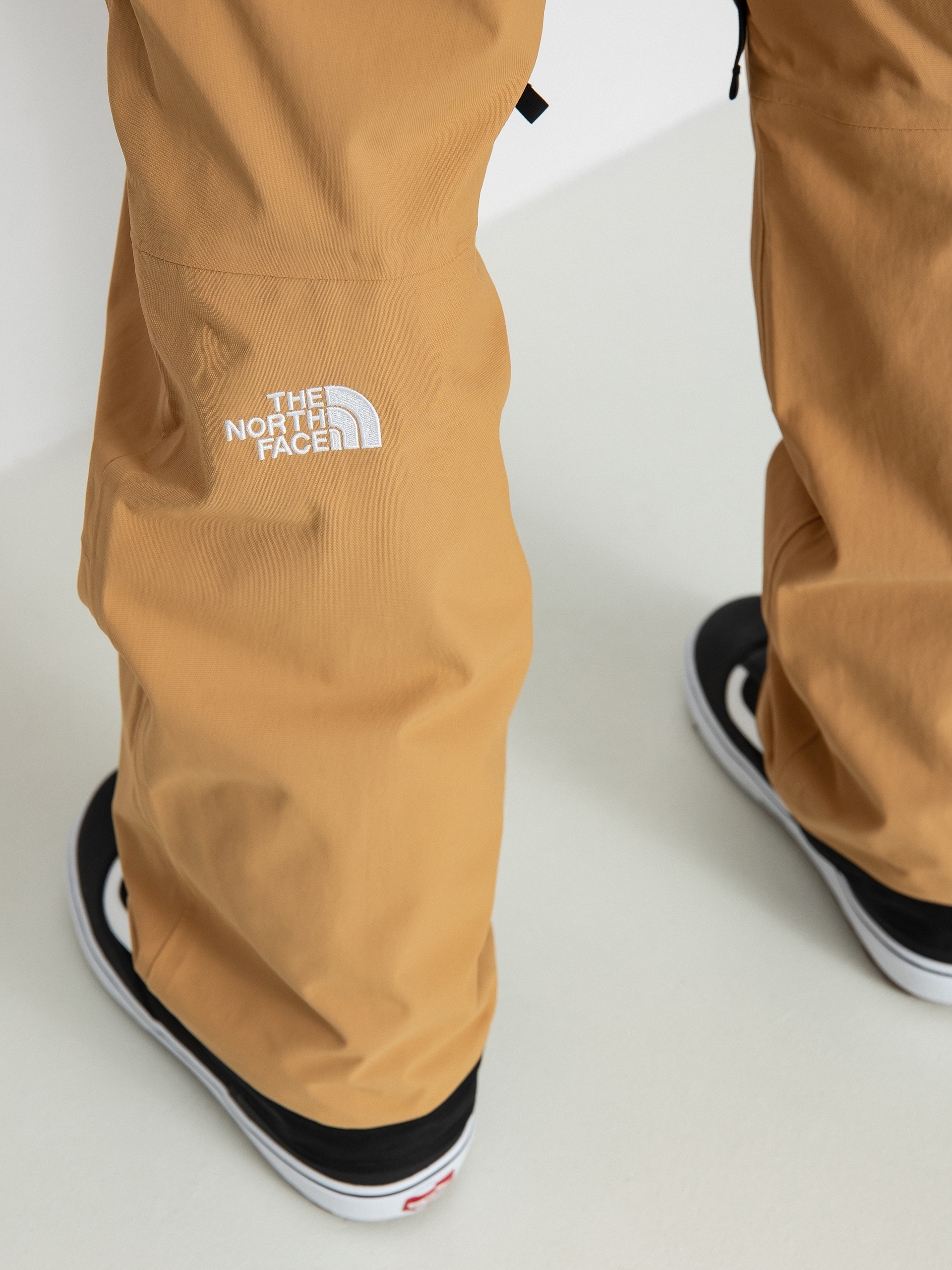 Mens The North Face Slashback Cargo Snowboard pants (almond butter)