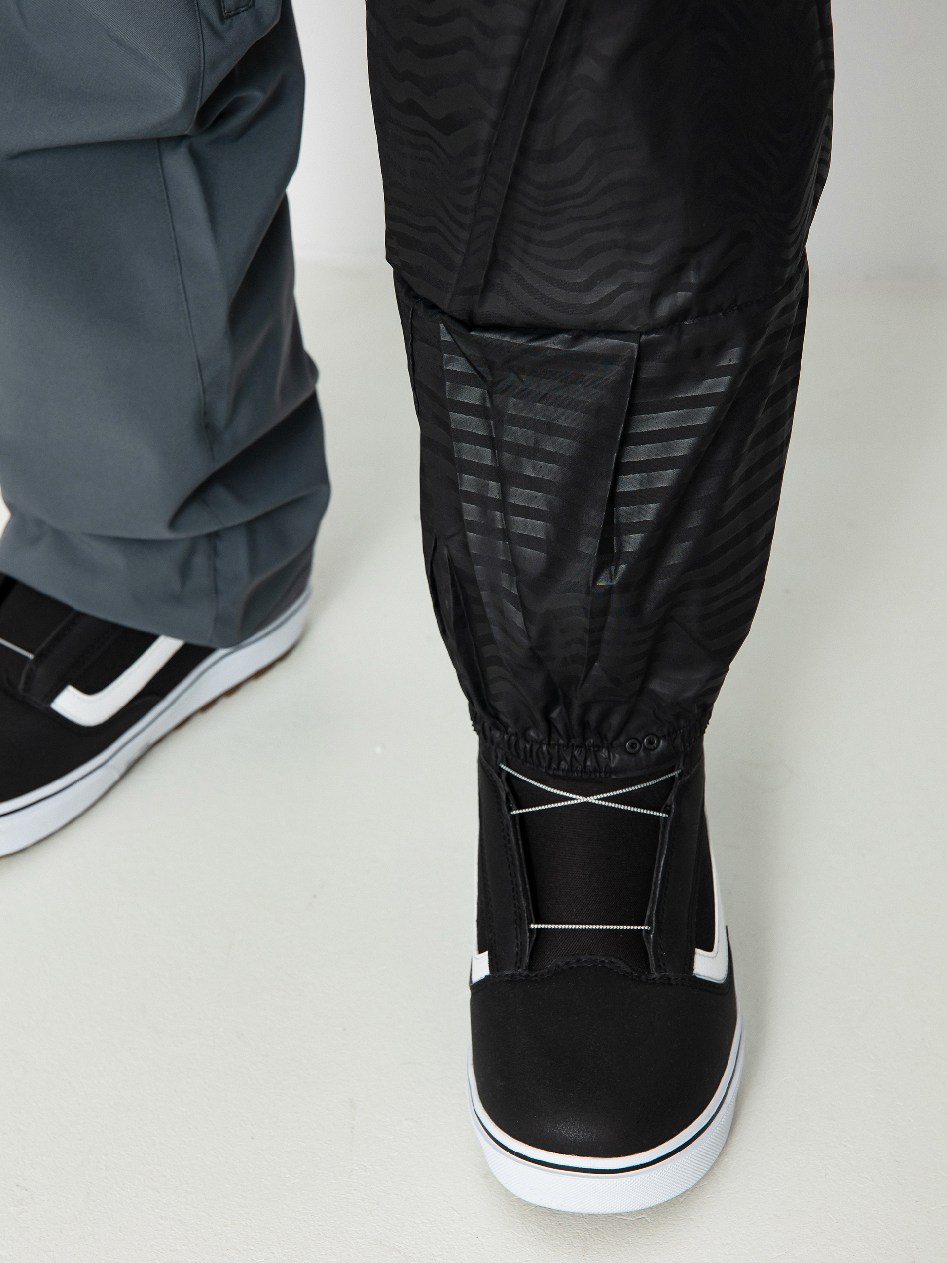 Mens Volcom Freakin Snow Chino Snowboard pants (dark grey)