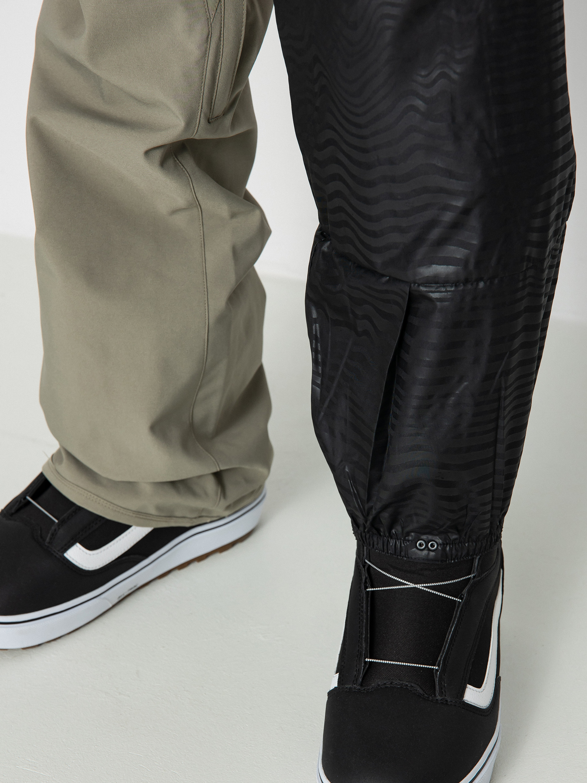 Mens Volcom Freakin Snow Chino Snowboard pants (light military)