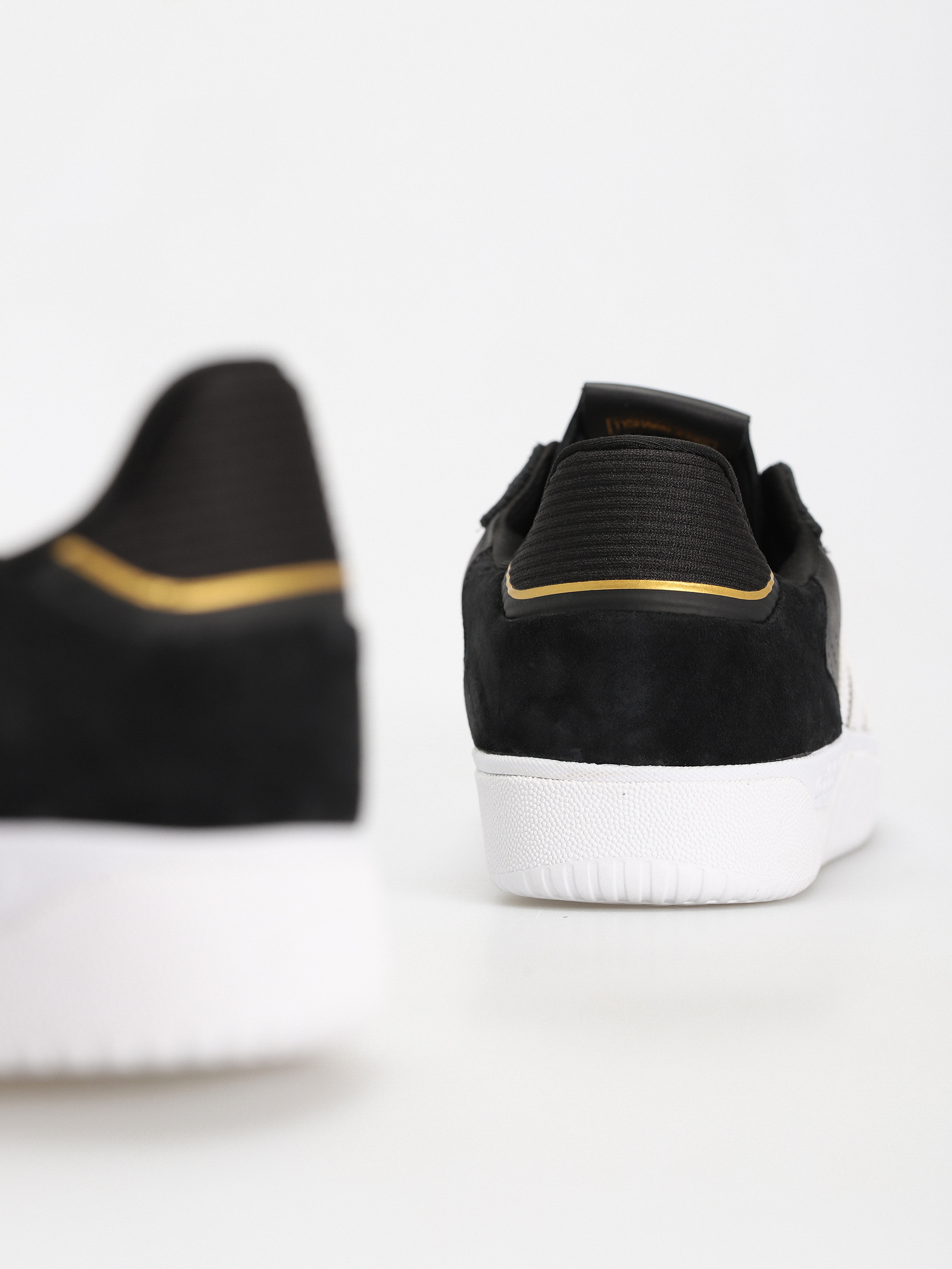 adidas Tyshawn Low Shoes (cblack/ftwwht/goldmt)