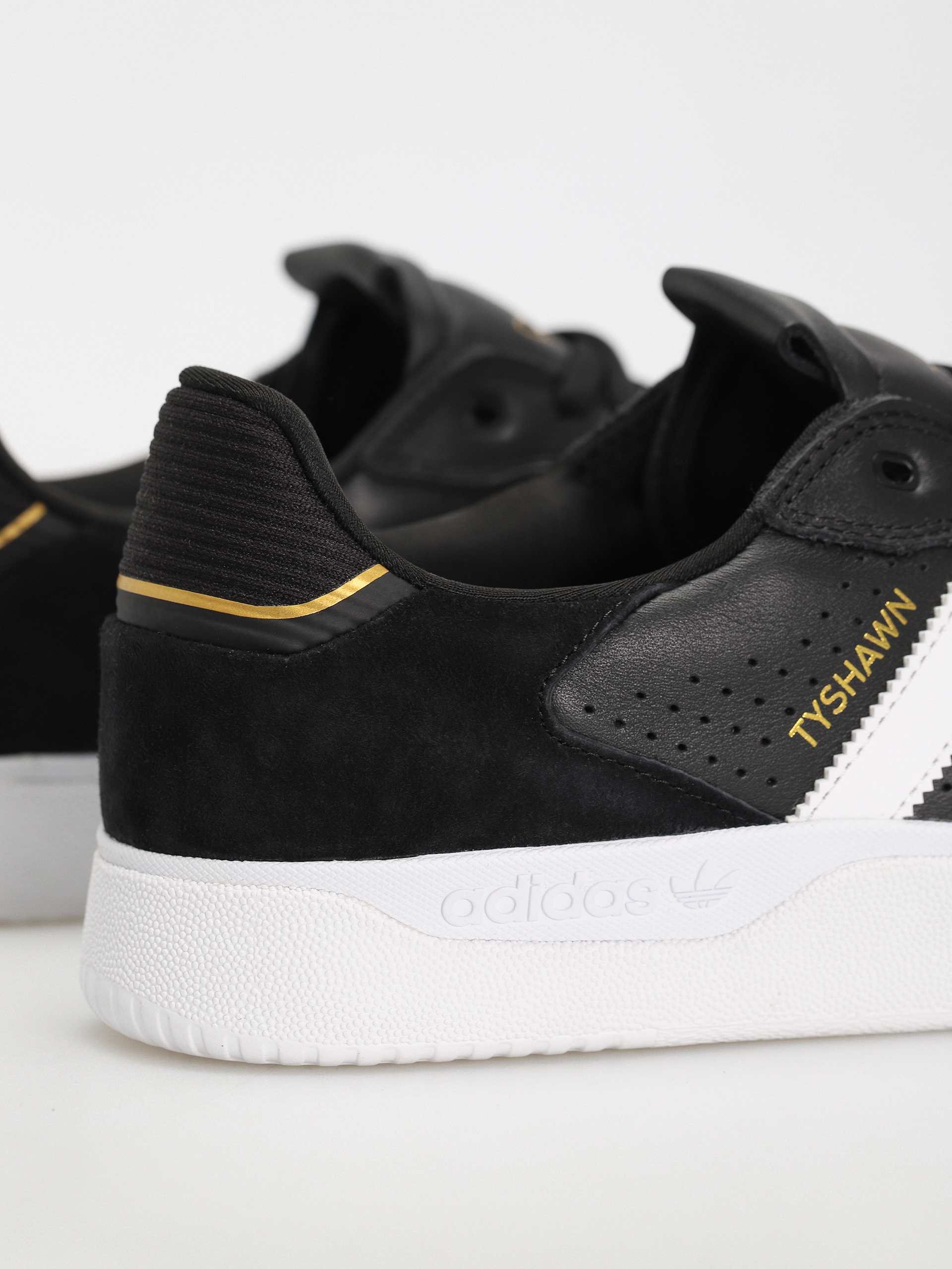 adidas Tyshawn Low Shoes (cblack/ftwwht/goldmt)