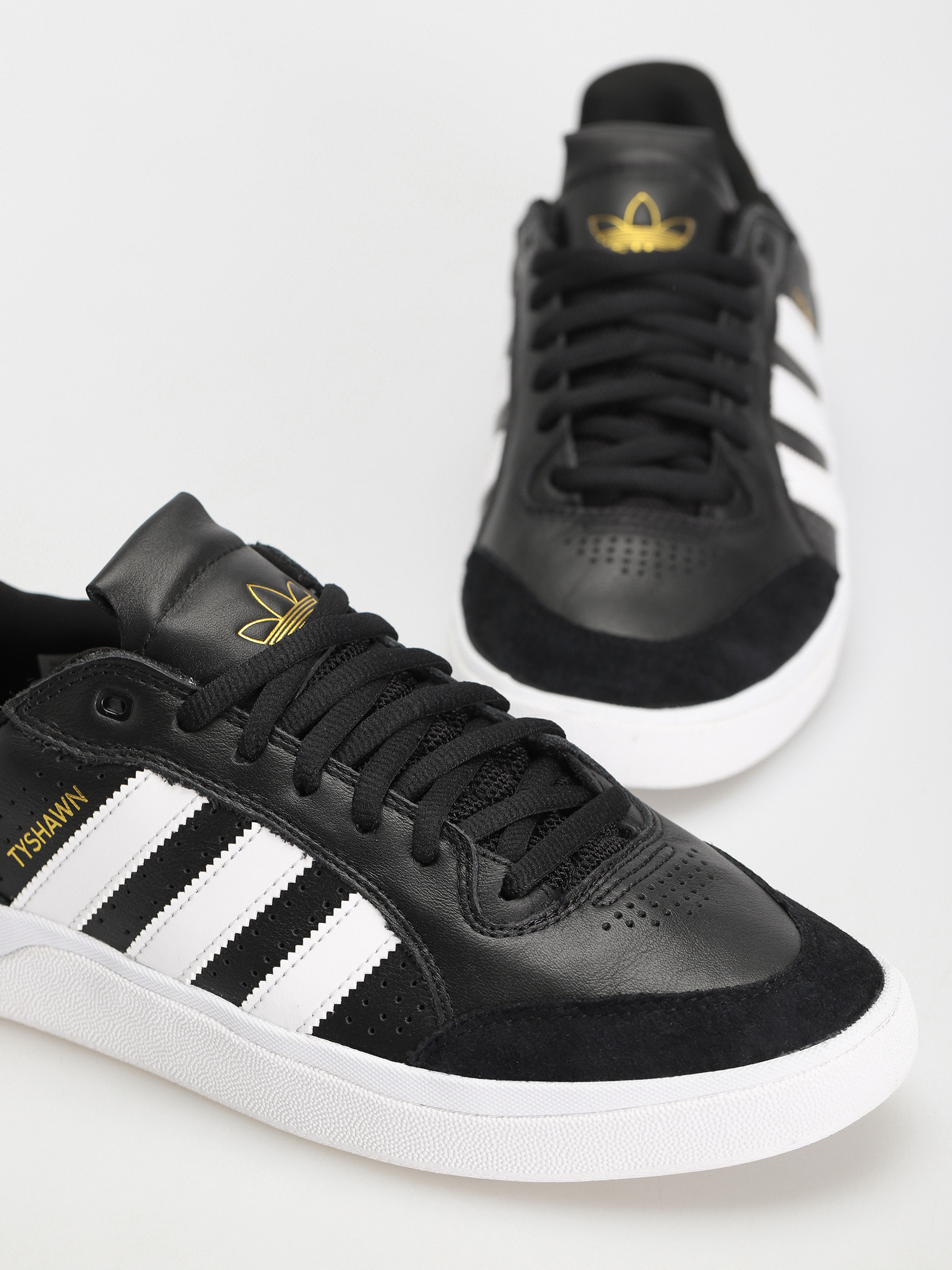 adidas Tyshawn Low Shoes (cblack/ftwwht/goldmt)