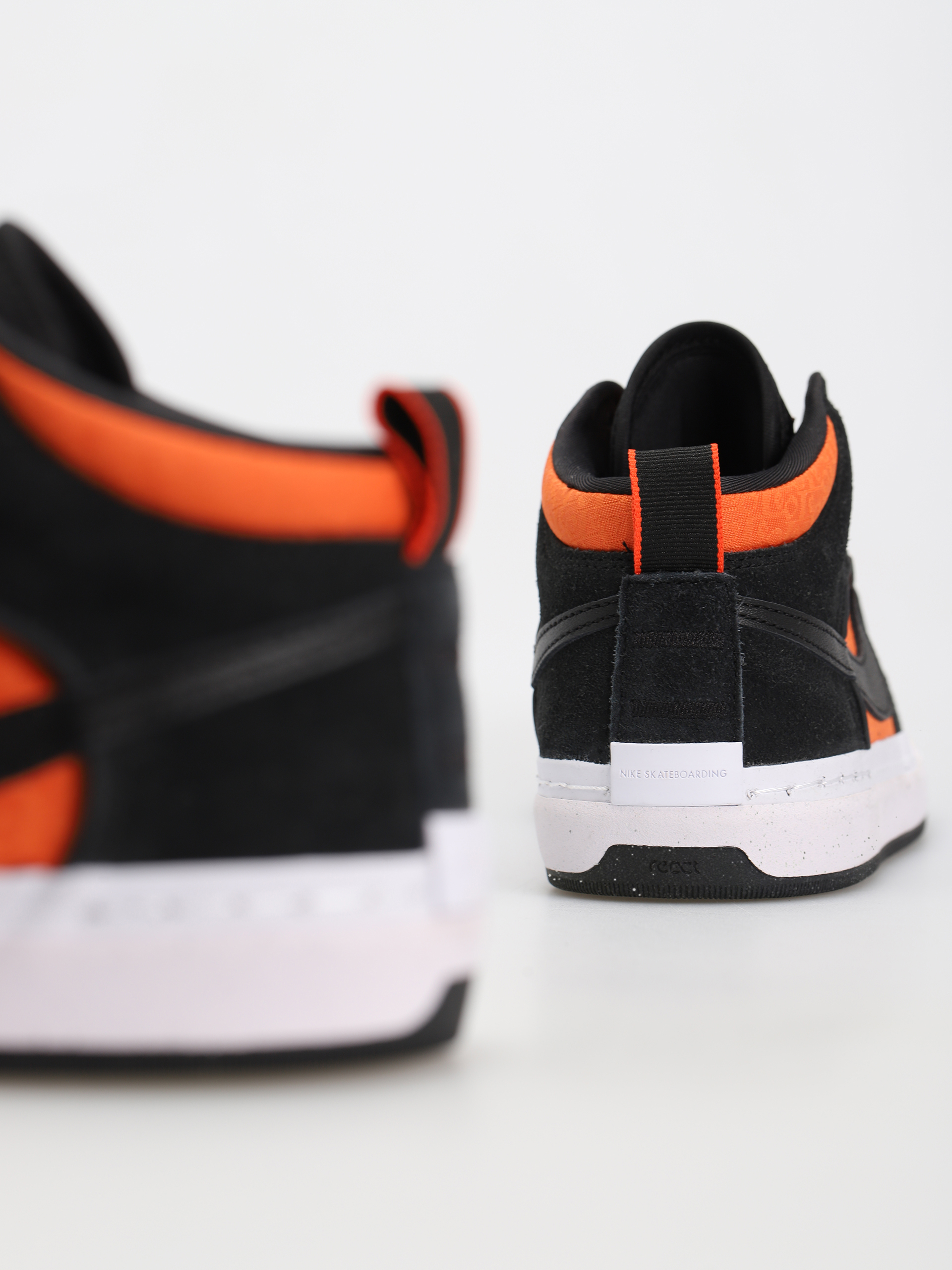 Nike SB React Leo Schuhe (black/black orange electro orange)