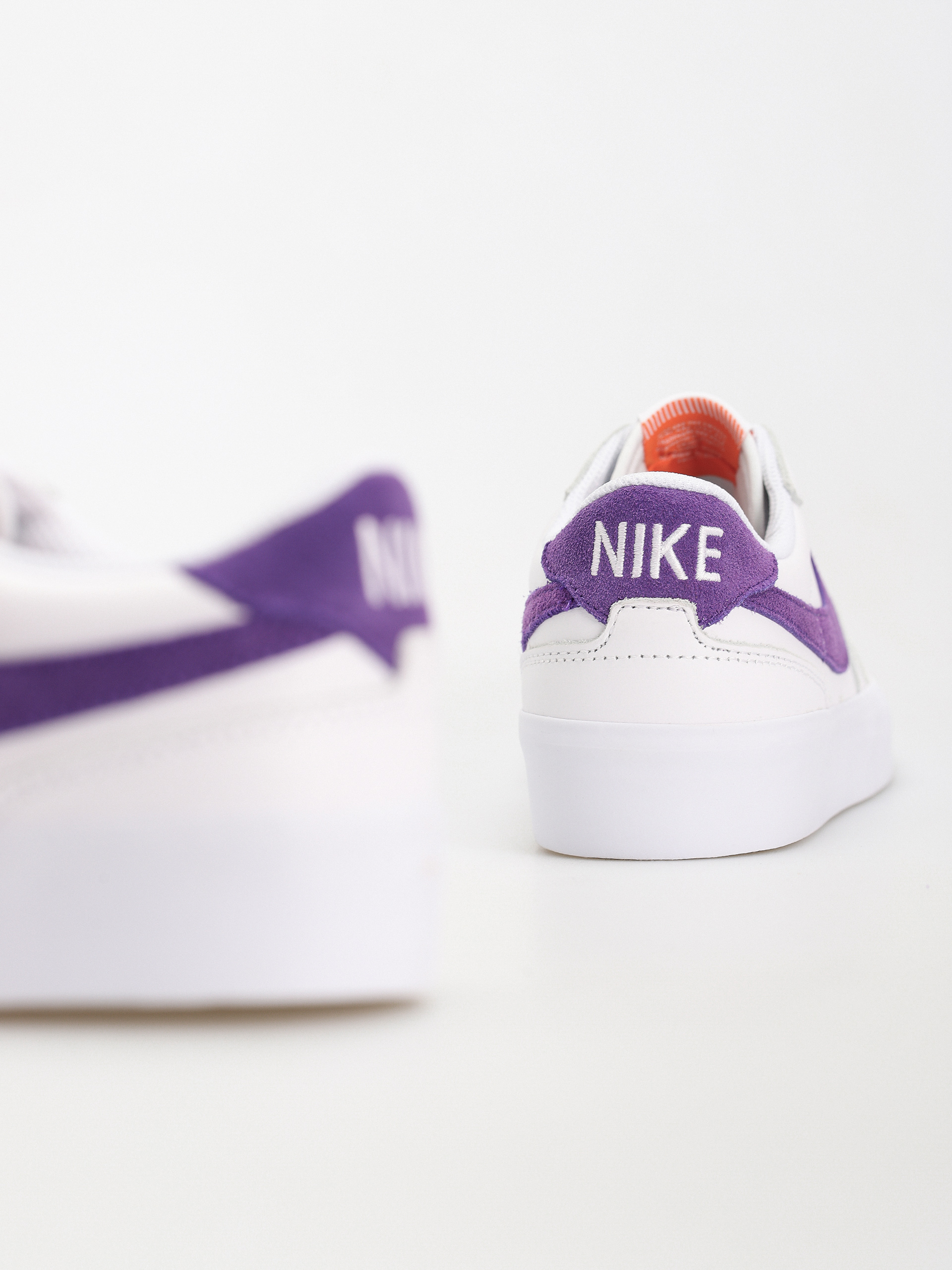 Light on sale purple nikes