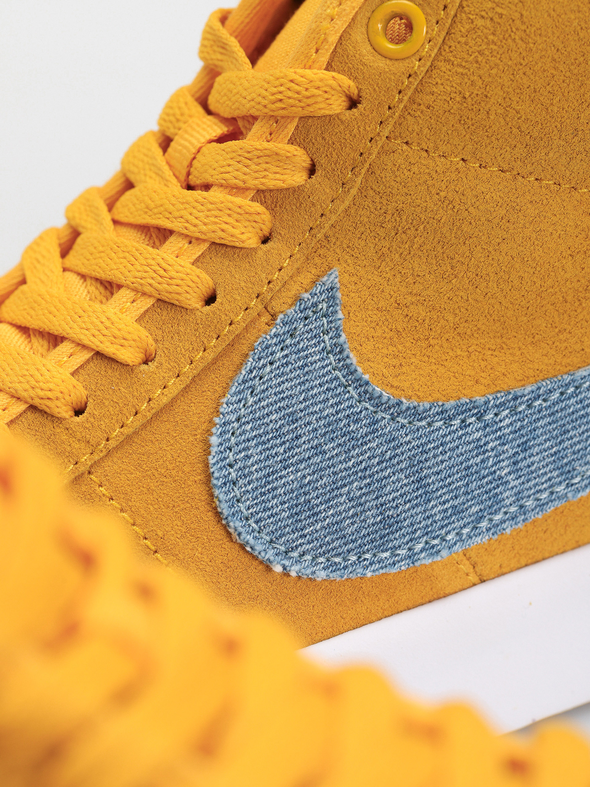 Nike SB Zoom Blazer Mid Pro GT Shoes (university gold/game royal)