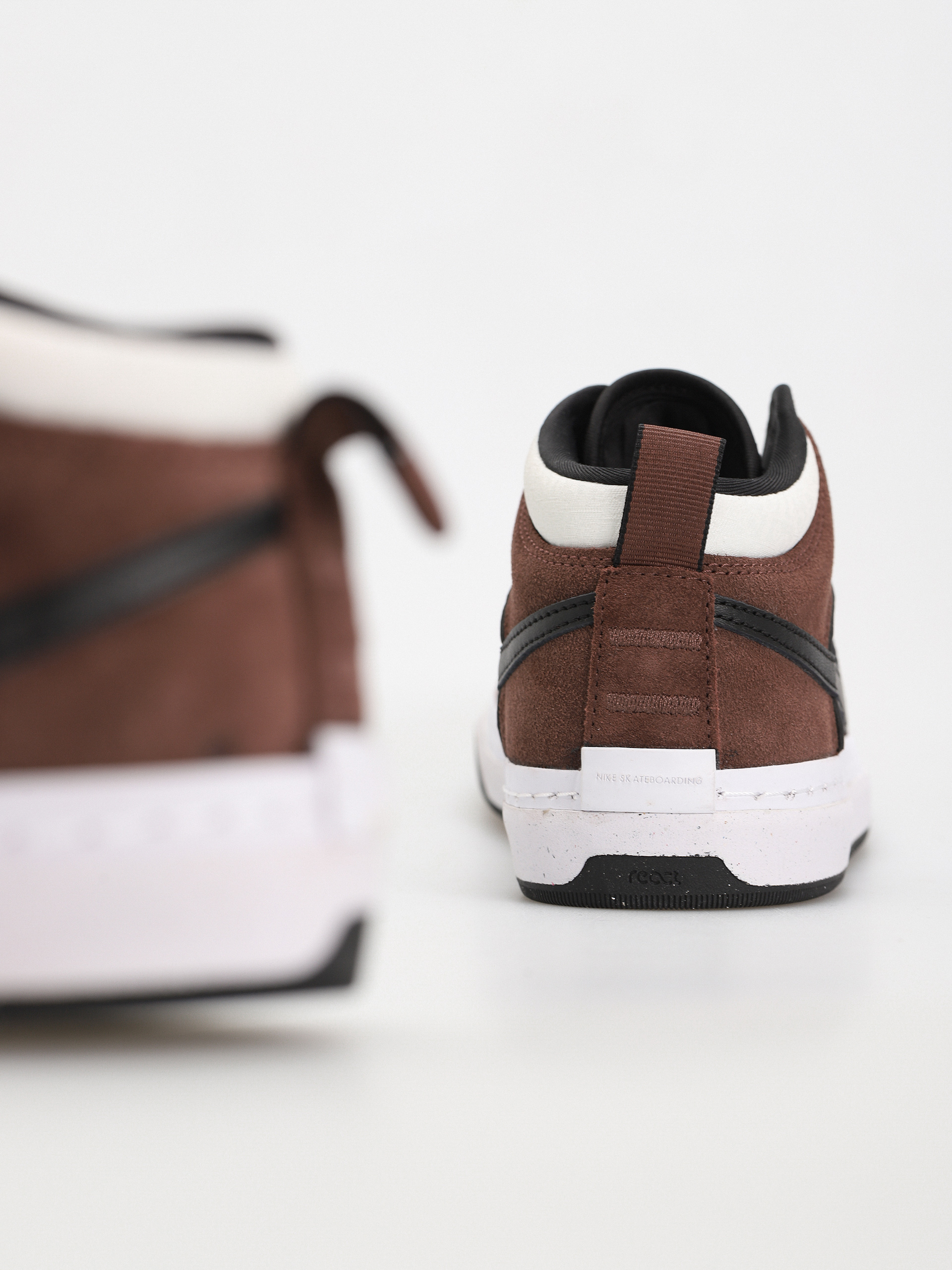 Nike SB React Leo Shoes (lt chocolate/black white black)
