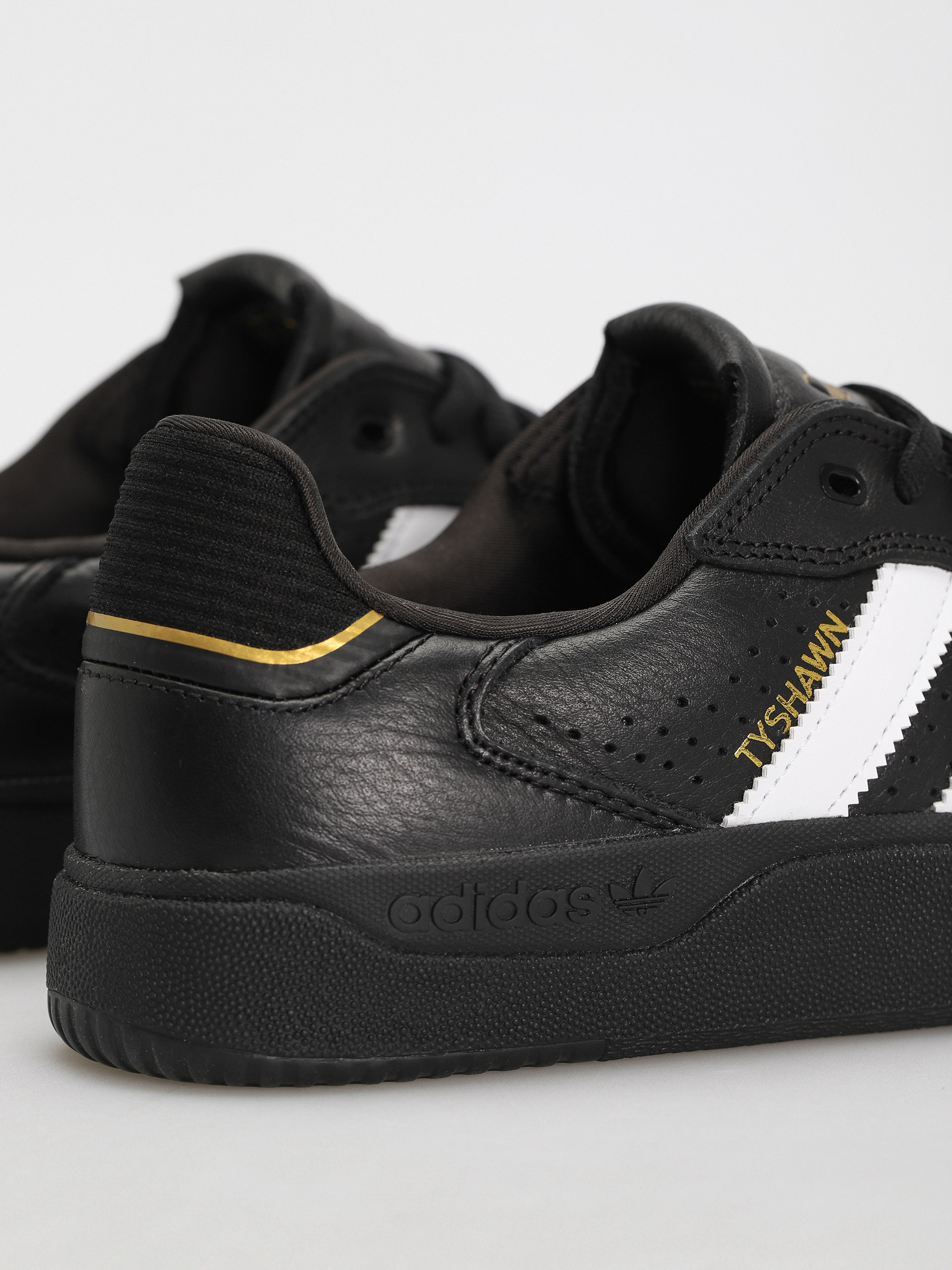 adidas Tyshawn Low Schuhe (cblack/ftwwht/goldmt)